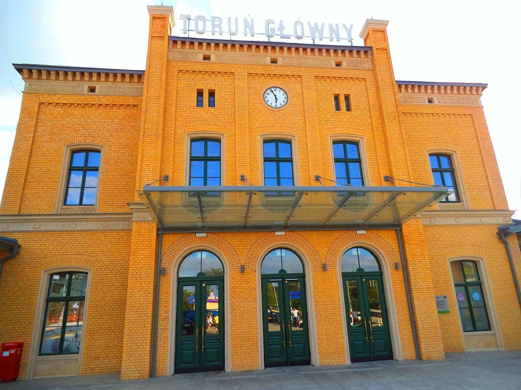 Photo showing: Budynek główny dworca Toruń Główny