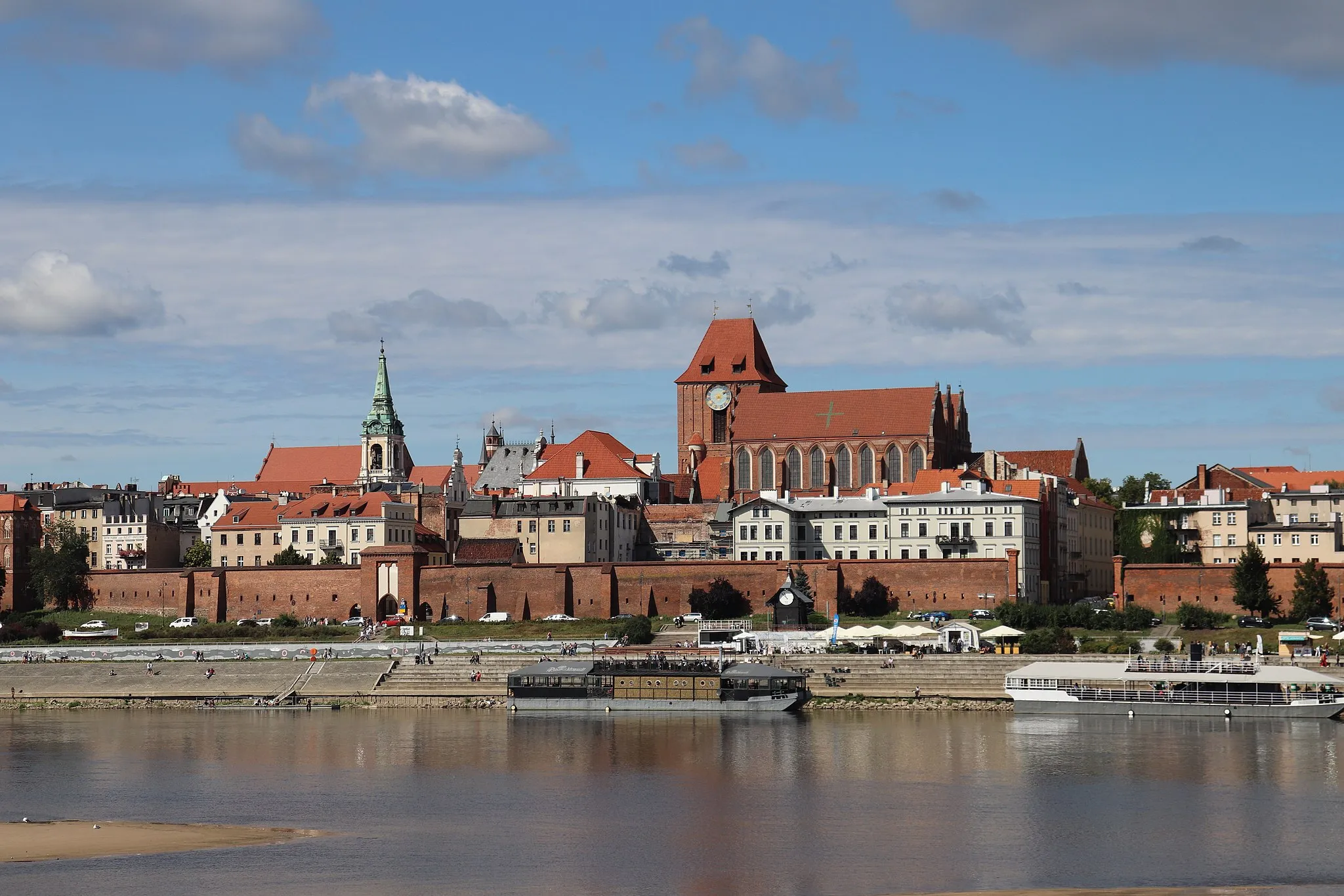 Photo showing: Toruń - panoramic view of the city from the viewing terrace on Kępa Bazarowa island