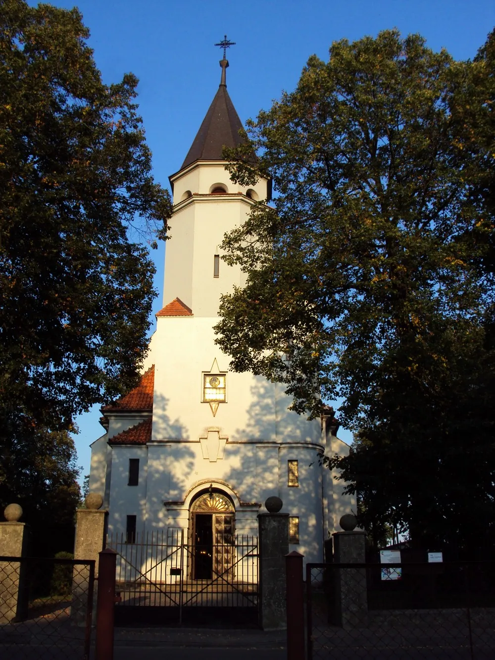 Photo showing: Żałe, kościół par. p.w. św. Anny, 1930-1937; ogrodzenie, mur.-metal.