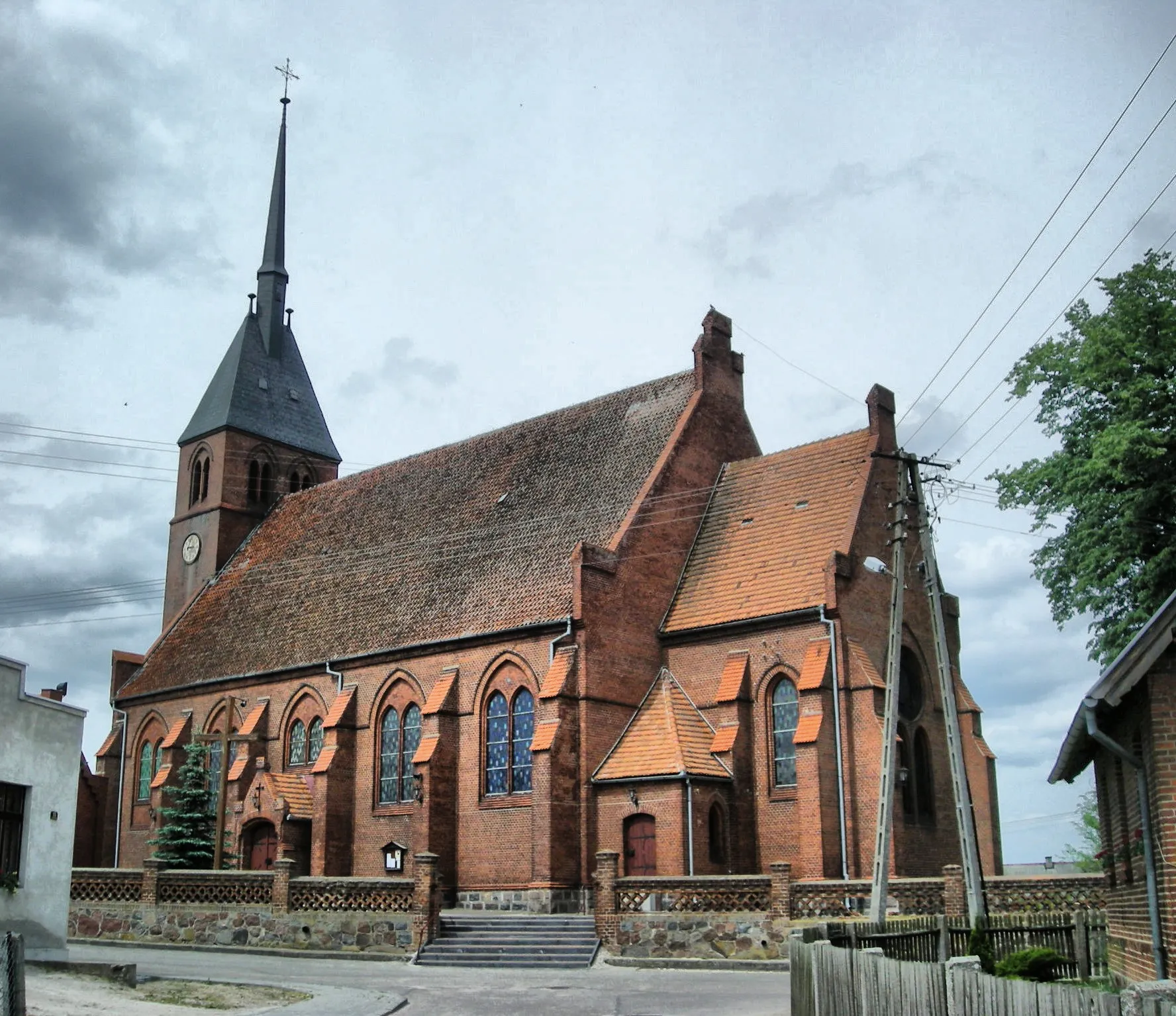 Photo showing: The church in Bysław, Poland.