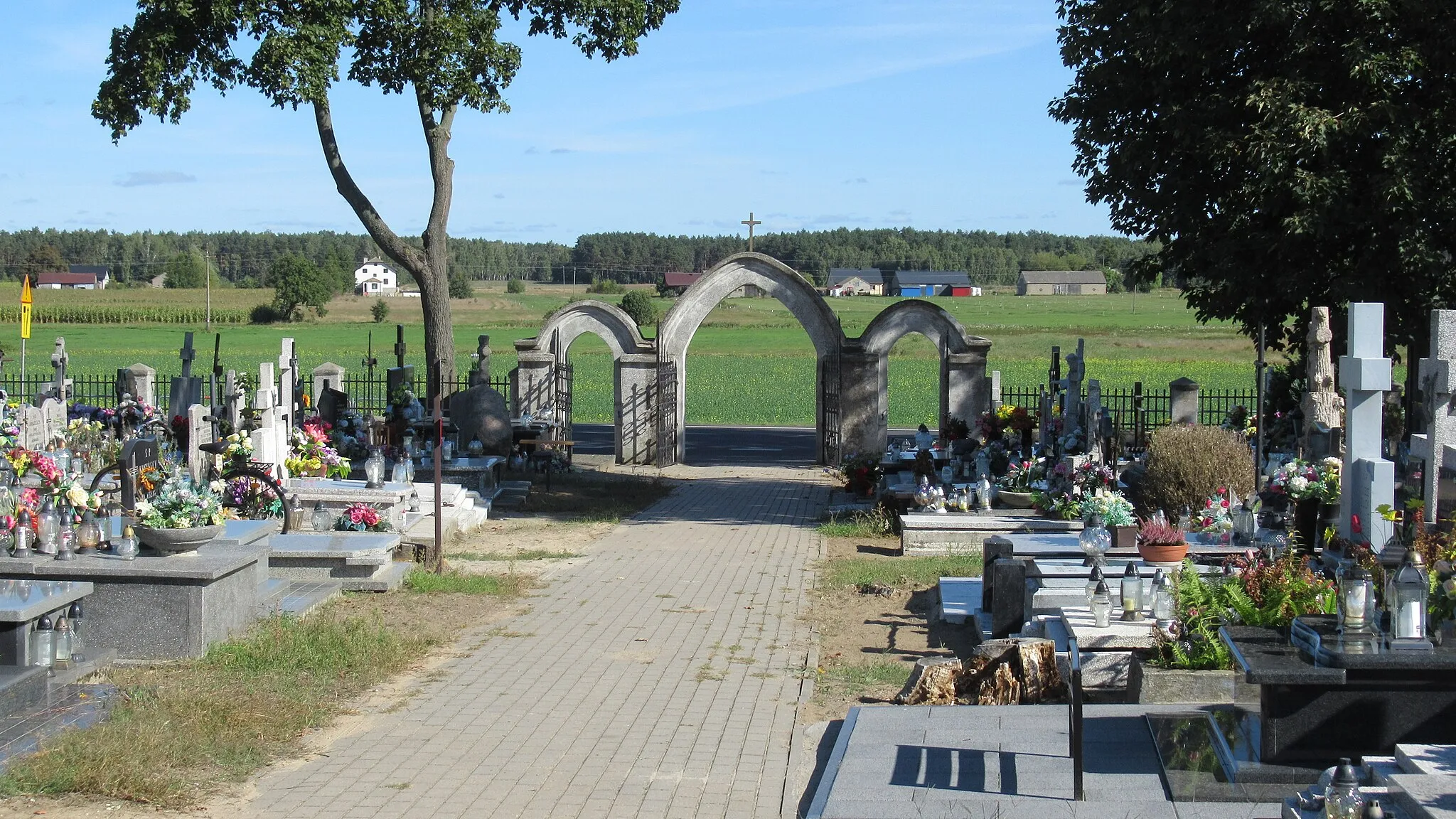 Photo showing: Gójsk (pow. sierpecki, woj. mazowieckie, Polska). Miejscowy cmentarz parafialny. Brama.