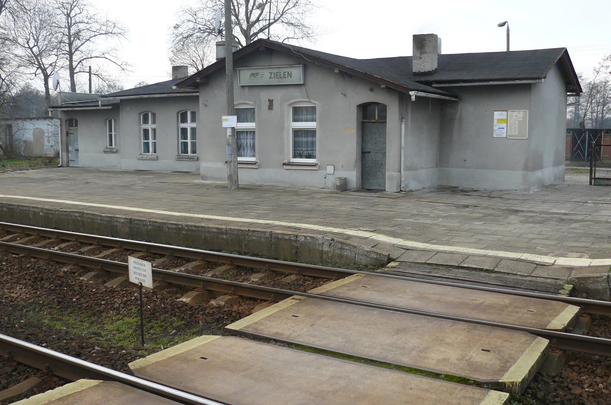 Photo showing: Zieleń, przystanek kolejowy.