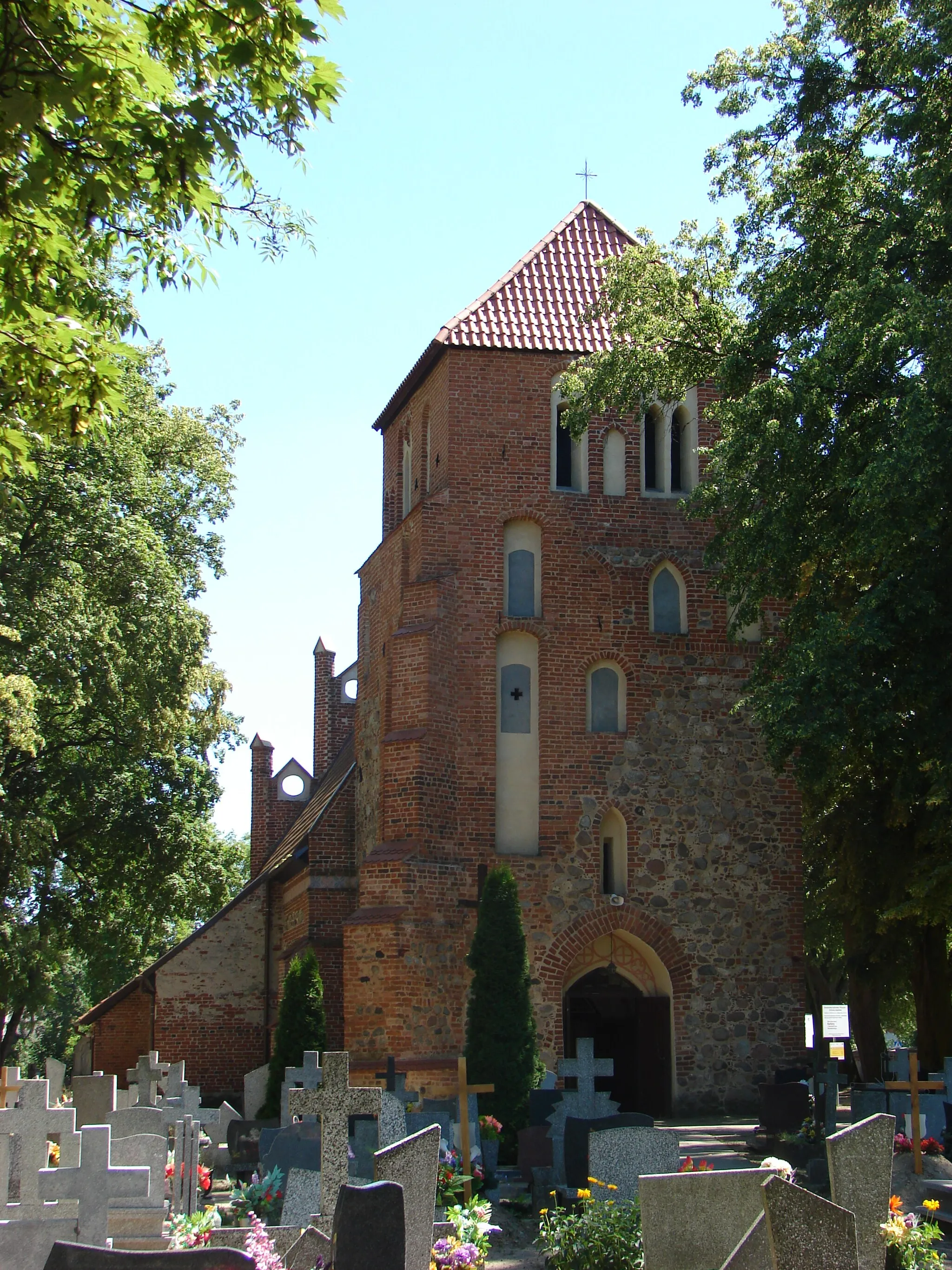 Photo showing: Łobdowo, Gmina Dębowa Łąka, Poland. Church of St. Margaret. XIV century.