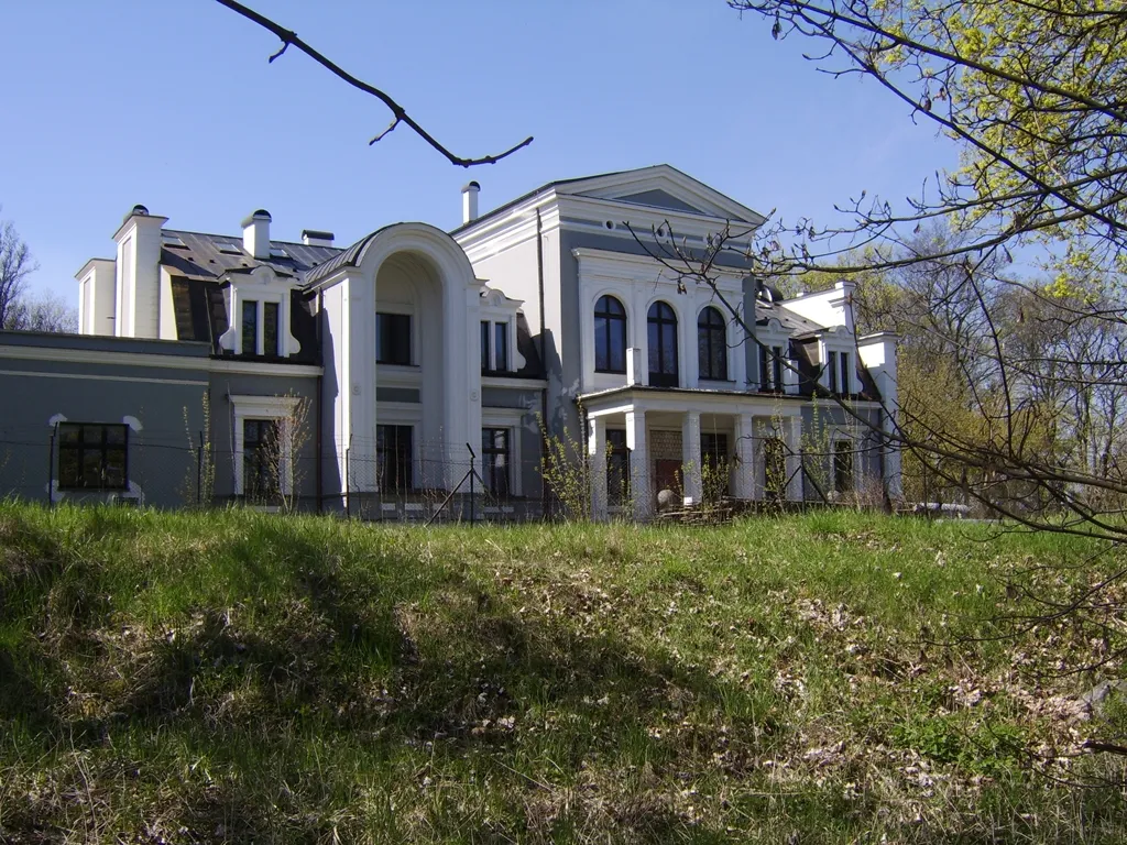Photo showing: Zespół pałacowy: pałac, po 1860
Pluskowęsy, Gmina Chełmża