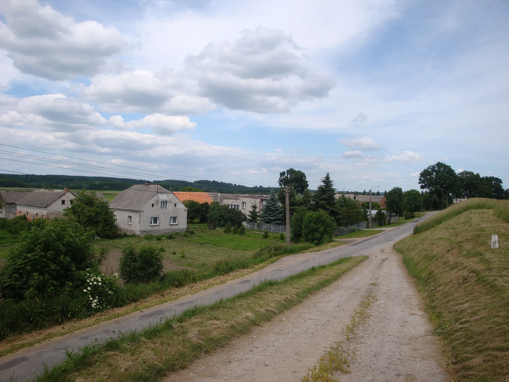 Photo showing: Part of village Bratwin, view from dam.