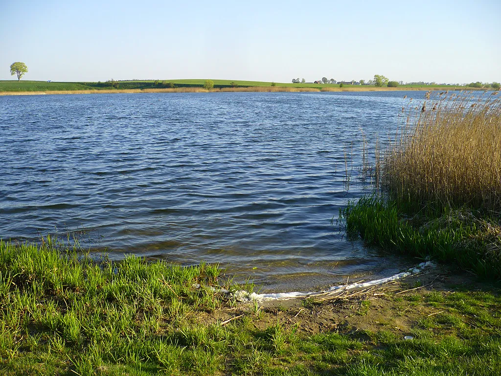 Photo showing: Jezioro Mełno przebiegające przez Jasiewo