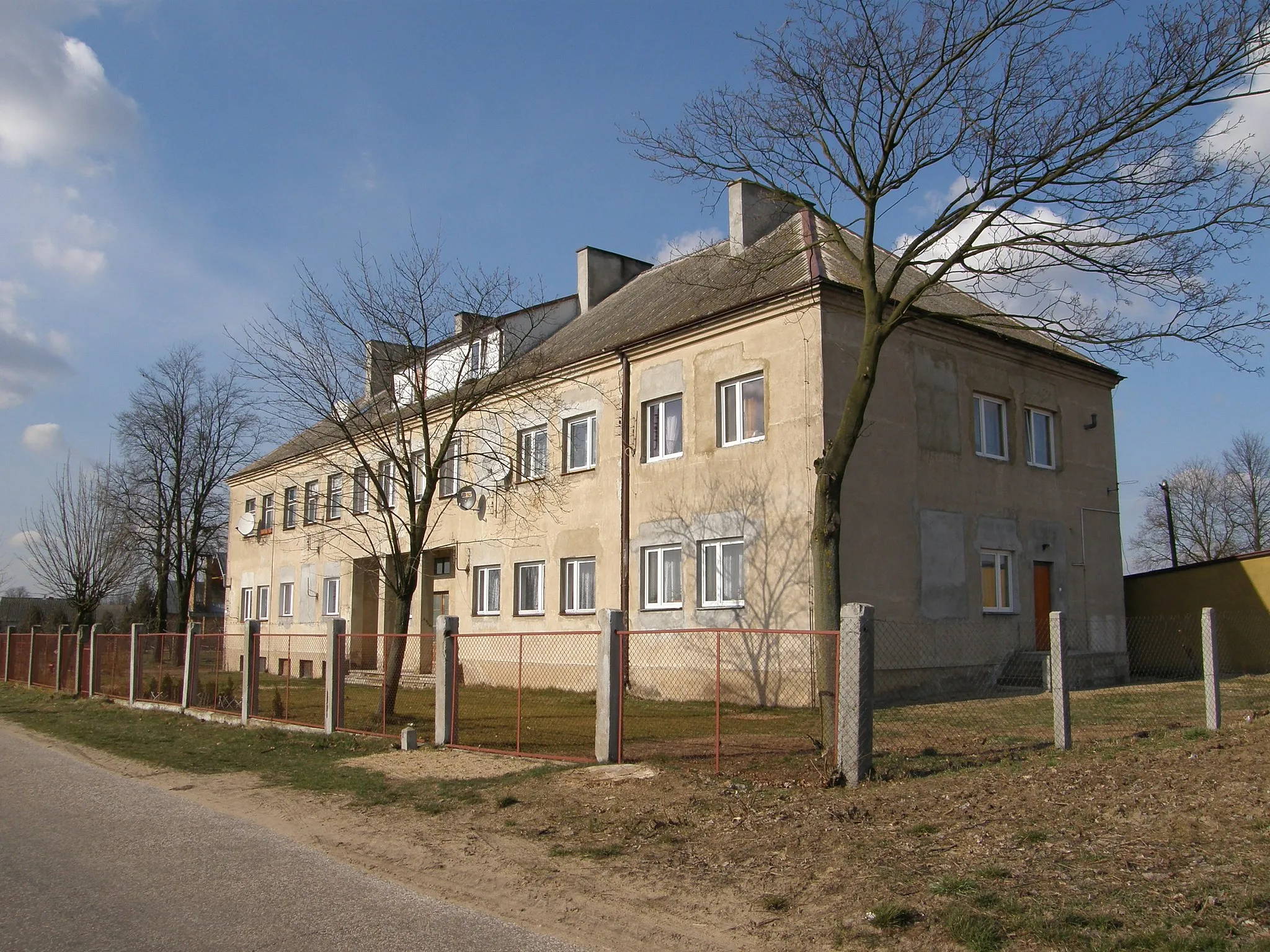 Photo showing: Former elementary scholl of Czumsk Duży, Poland