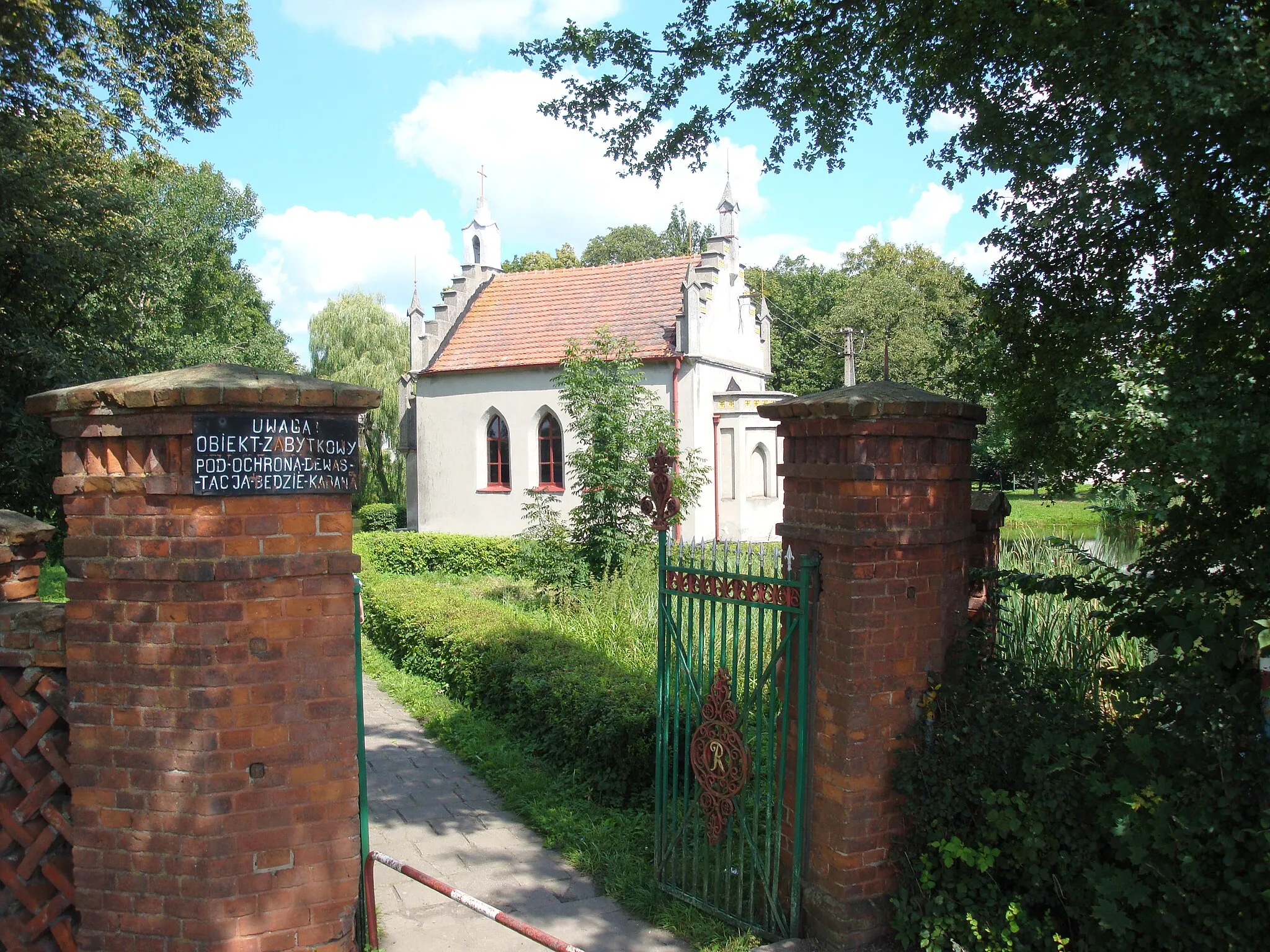 Photo showing: Park and chappel in village Dębieniec, Poland