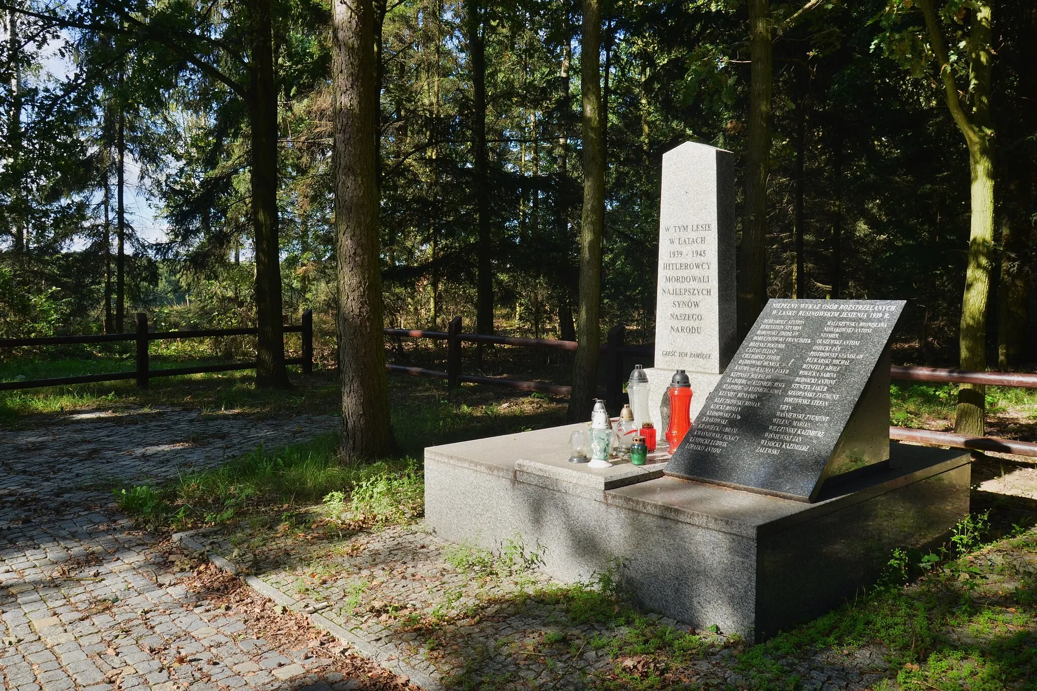 Photo showing: Pomnik ofiar straconych przez hitlerowców w latach 1939-1945