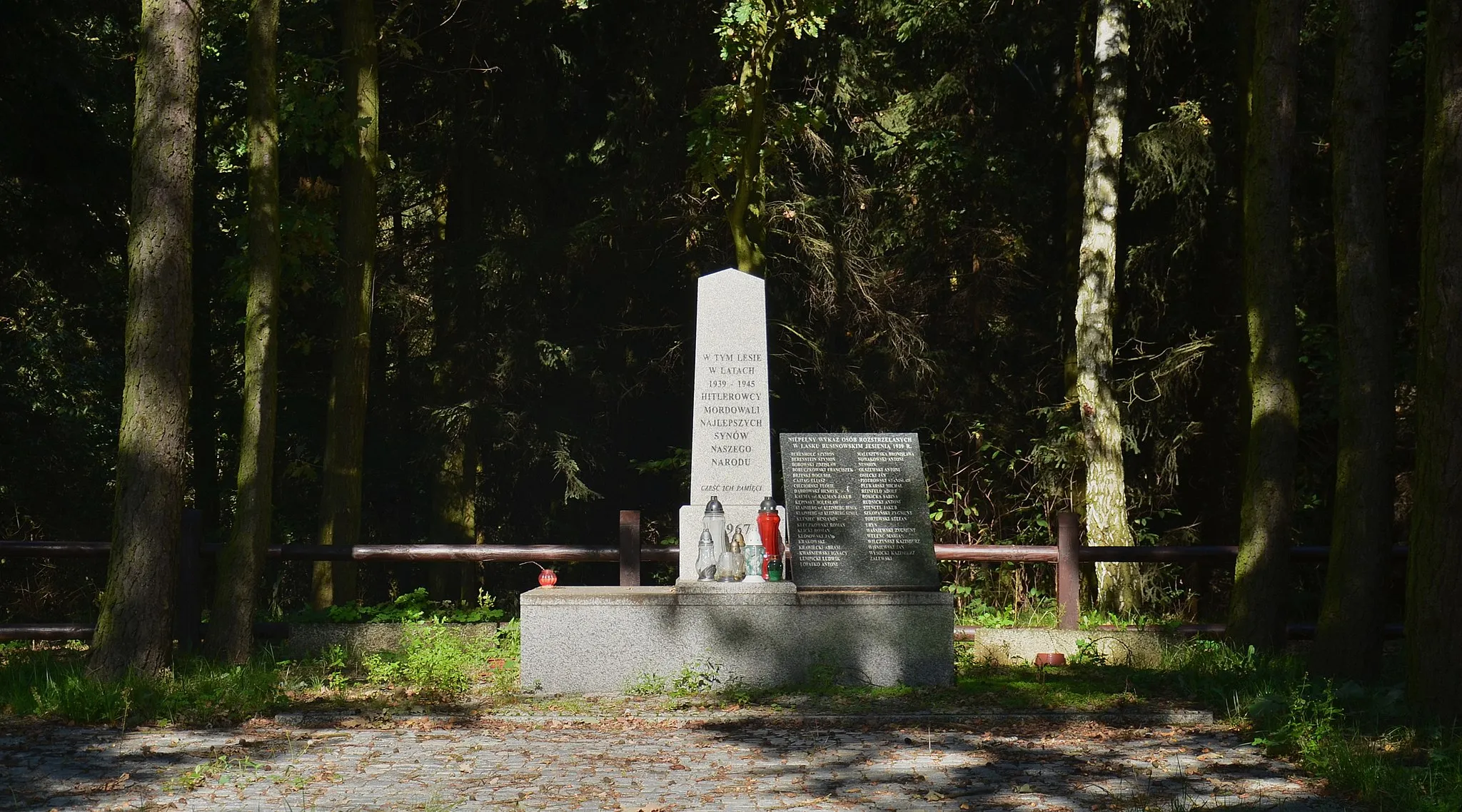Photo showing: Pomnik ofiar straconych przez hitlerowców w latach 1939-1945