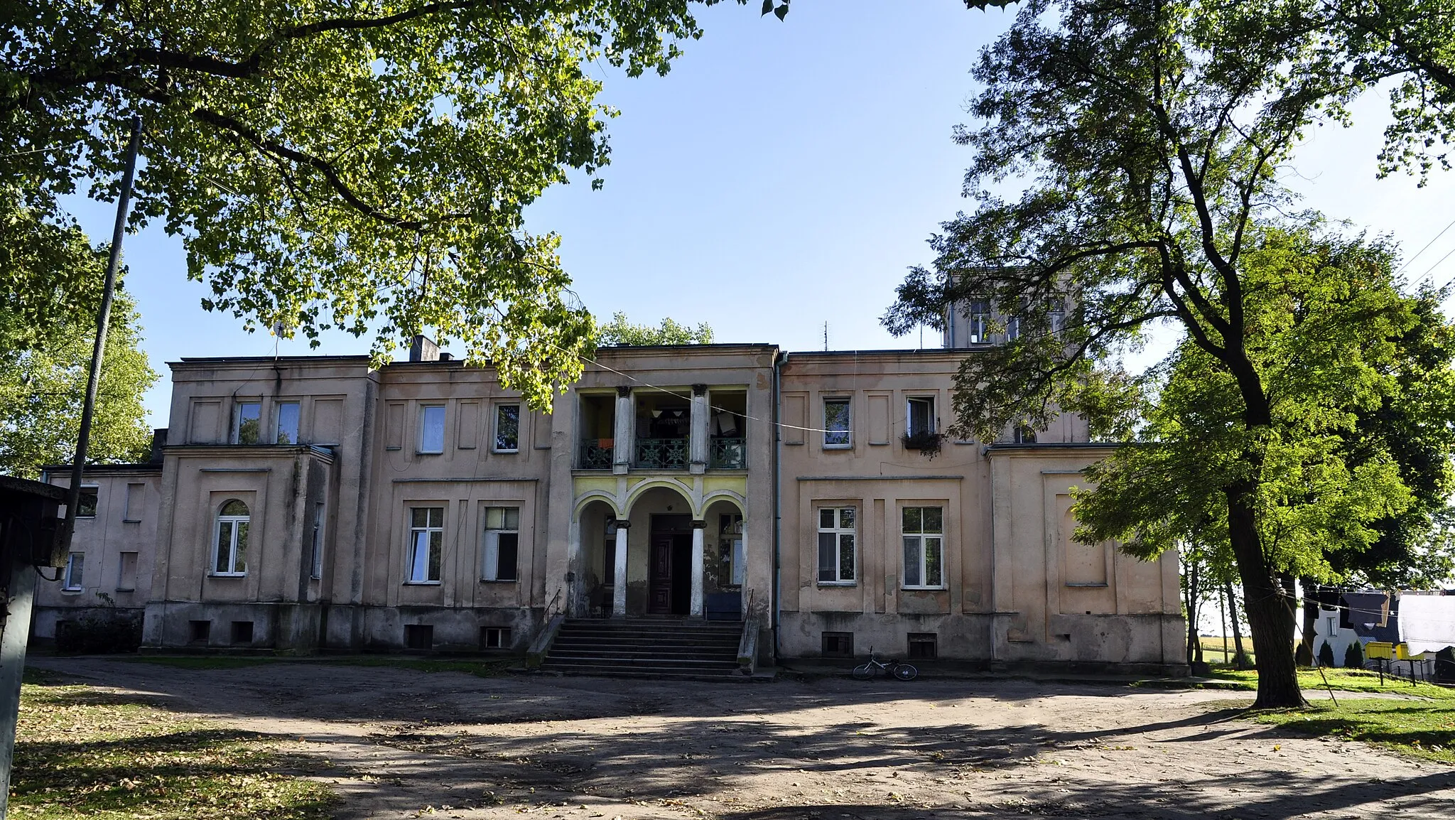 Photo showing: Trzebień - zespół pałacowy, 2 poł. XIX w.: pałac (dec. dwór); park