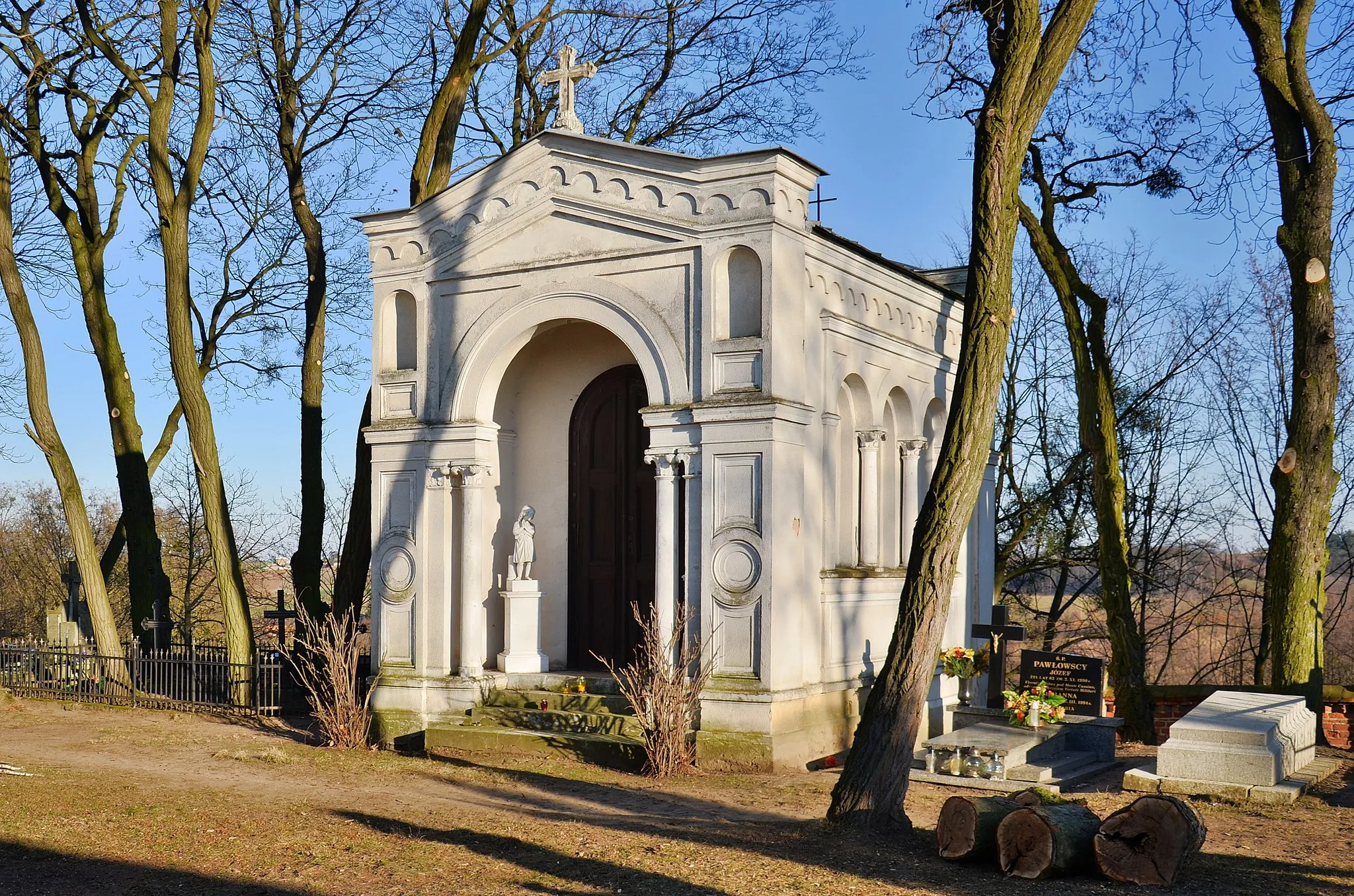 Photo showing: Kalwaria - stary cmentarz w Oborach, eklektyczna kaplica grobowa Borzewskich