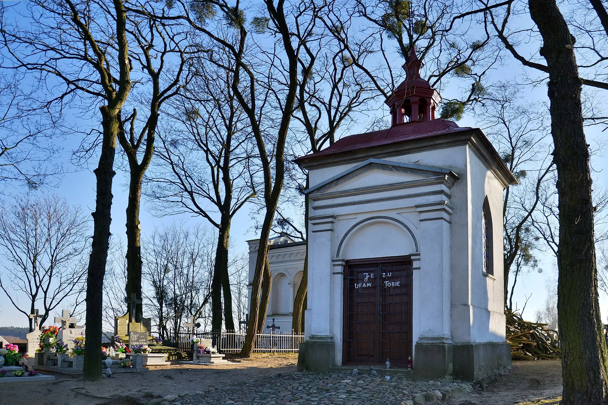 Photo showing: Kalwaria - stary cmentarz w Oborach, kaplica pw. Krzyża Świętego