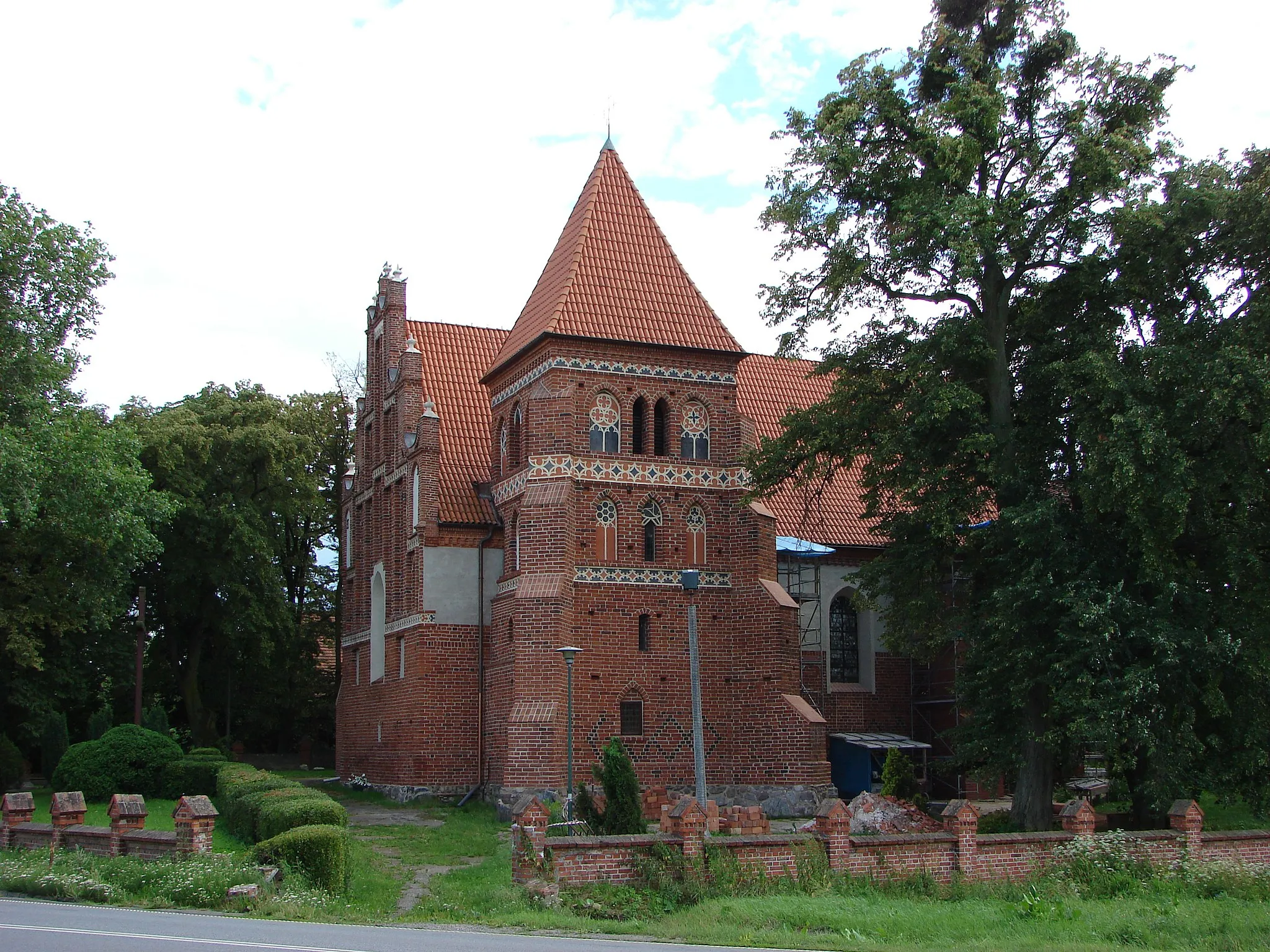 Photo showing: Okonin, Gmina Gruta. Parish church dedicated to Saints Cosmas and Damian. Built in mid-XIV century.