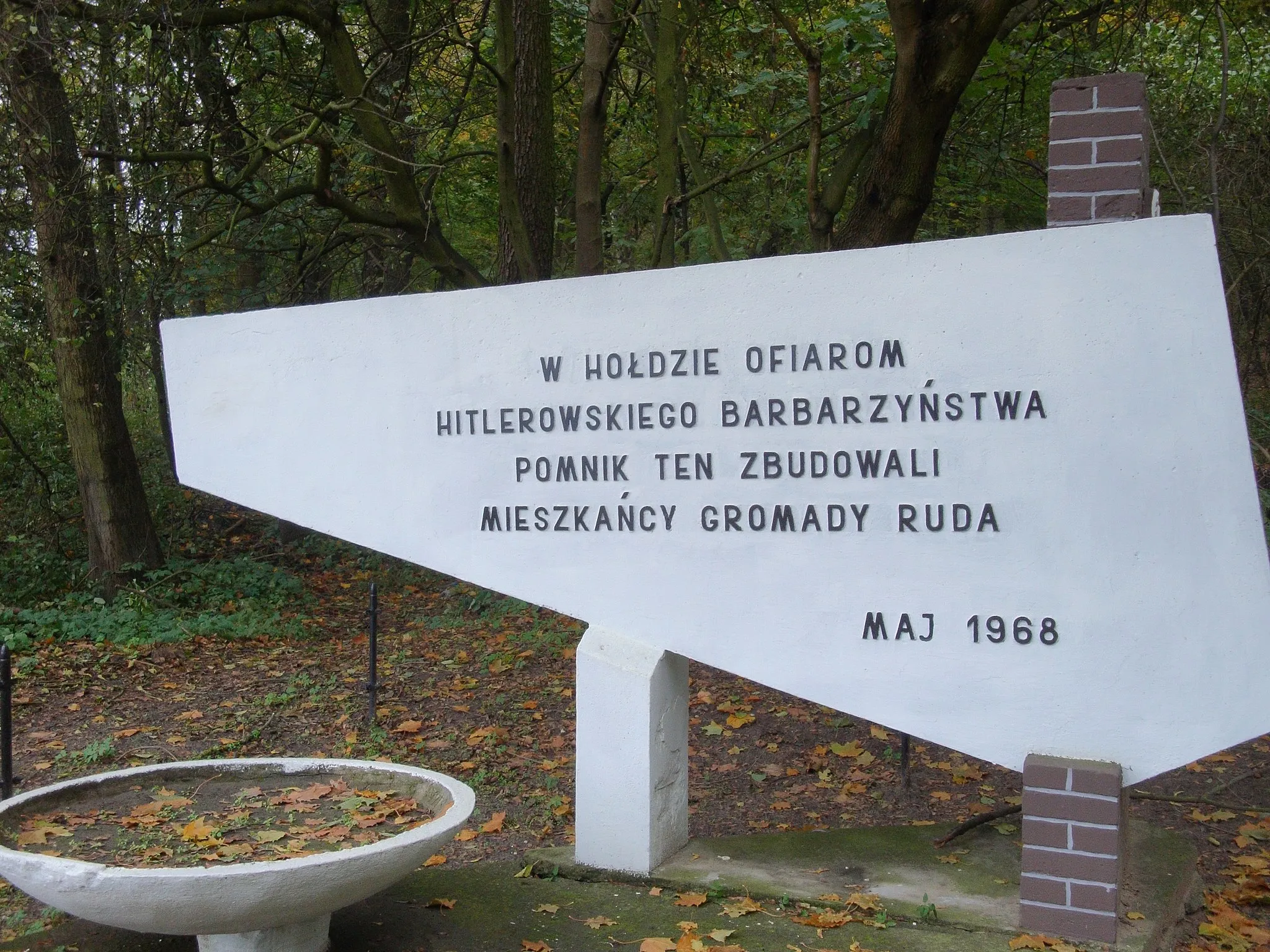 Photo showing: Monument on border of Ruda village. In memory of Nazi's victims