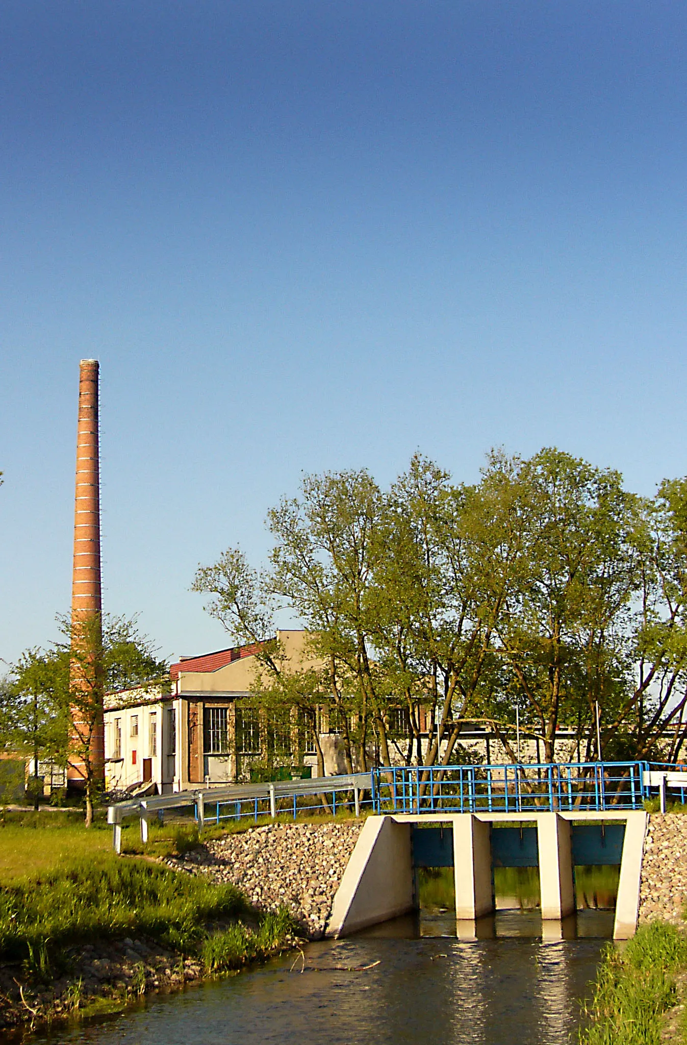 Photo showing: View glassworks in Tur from the dam