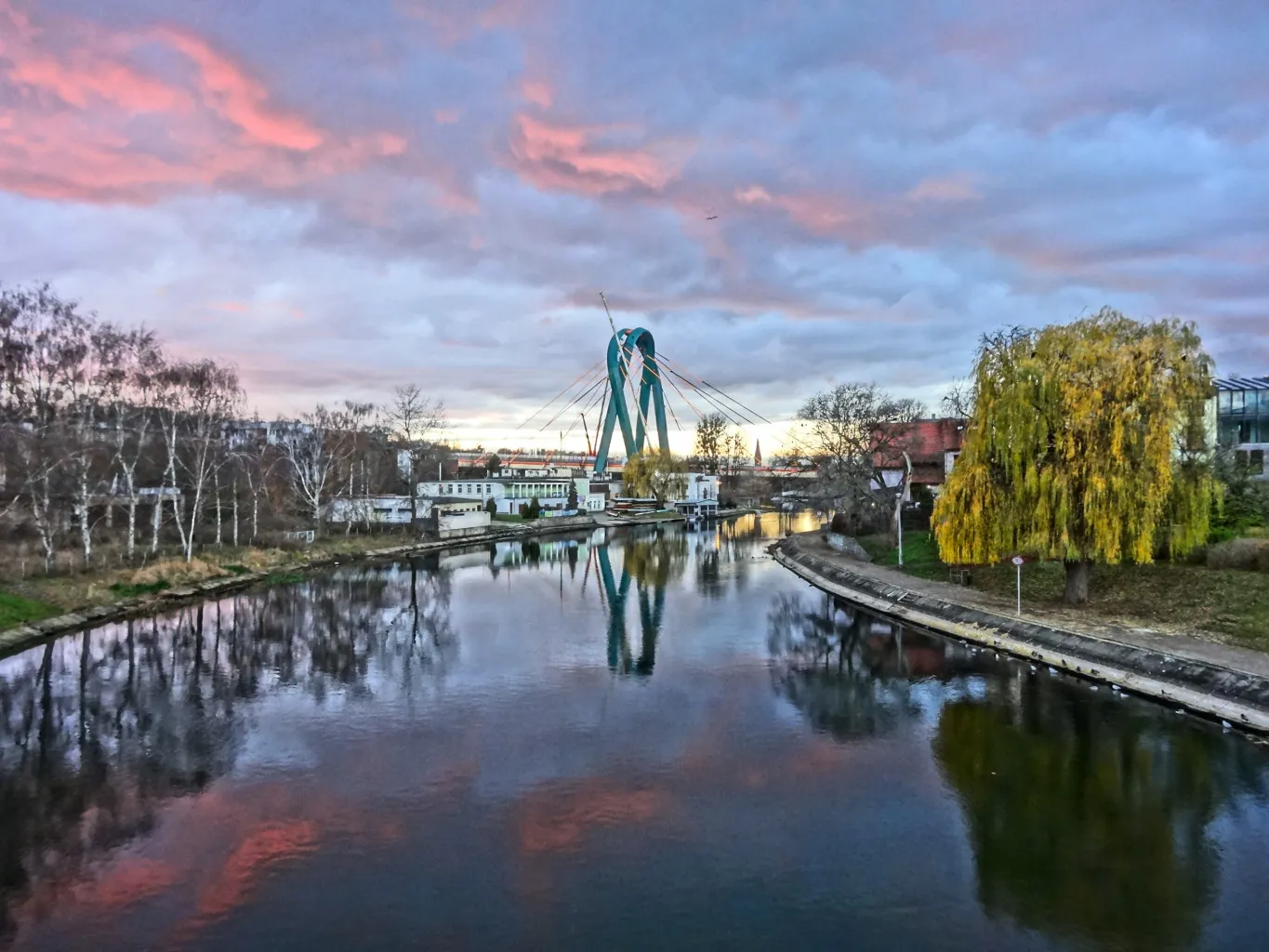 Photo showing: Pylon Trasy Uniwersyteckiej w Bydgoszczy widziany od strony Brdy