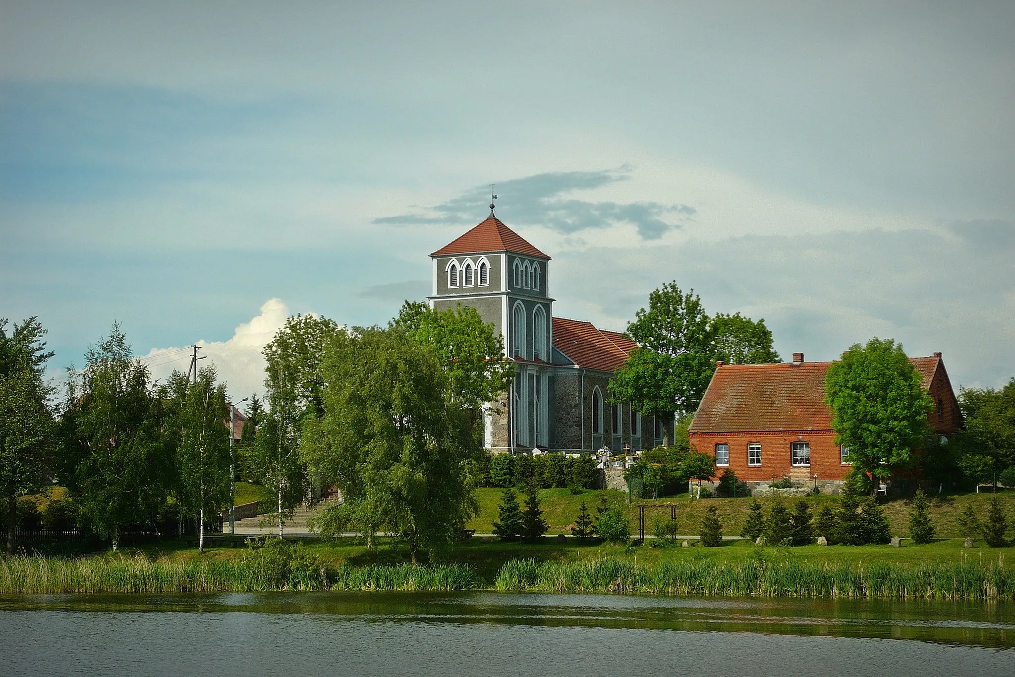 Photo showing: Przysiersk, ul. Szkolna 7 - rzymskokatolicki kościół parafialny p.w. św. Wawrzyńca.