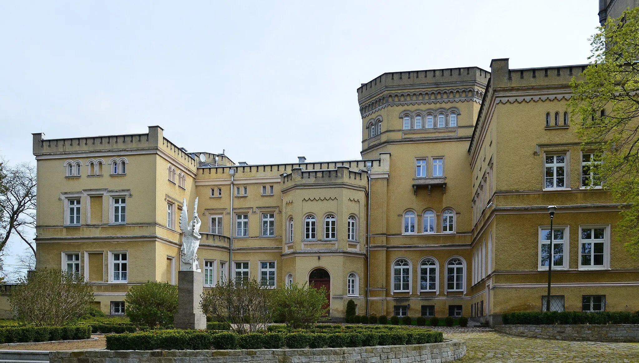 Photo showing: Jabłonowo-Zamek, pałac Narzymskich, obecnie dom generalny Zgromadzenia Sióstr Pasterek od Opatrzności Bożej, 1860-1868