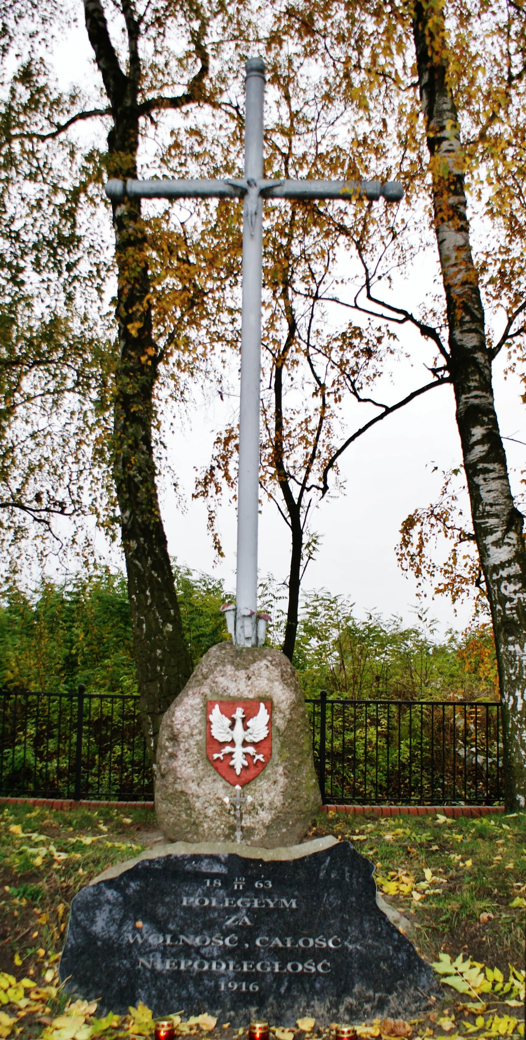 Photo showing: Cross on the mass grave of January Uprising Insurgents died in battle of Krzywosądz, Dobre, Kuyavian-Pomeranian Voivodeship, Poland.