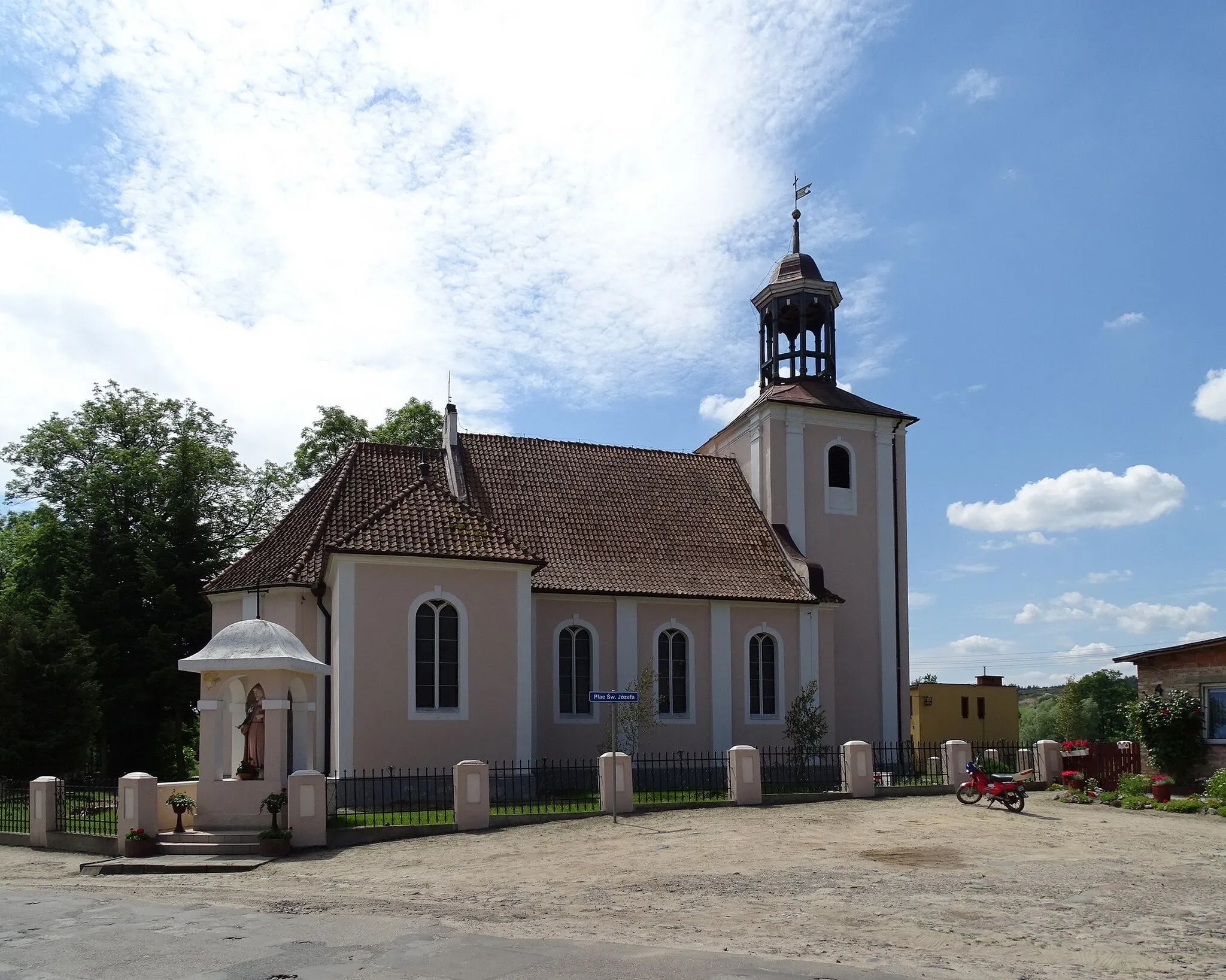 Photo showing: Opalenie, Pomerania, Poland. Church of the Saints Peter and Paul from 1773.