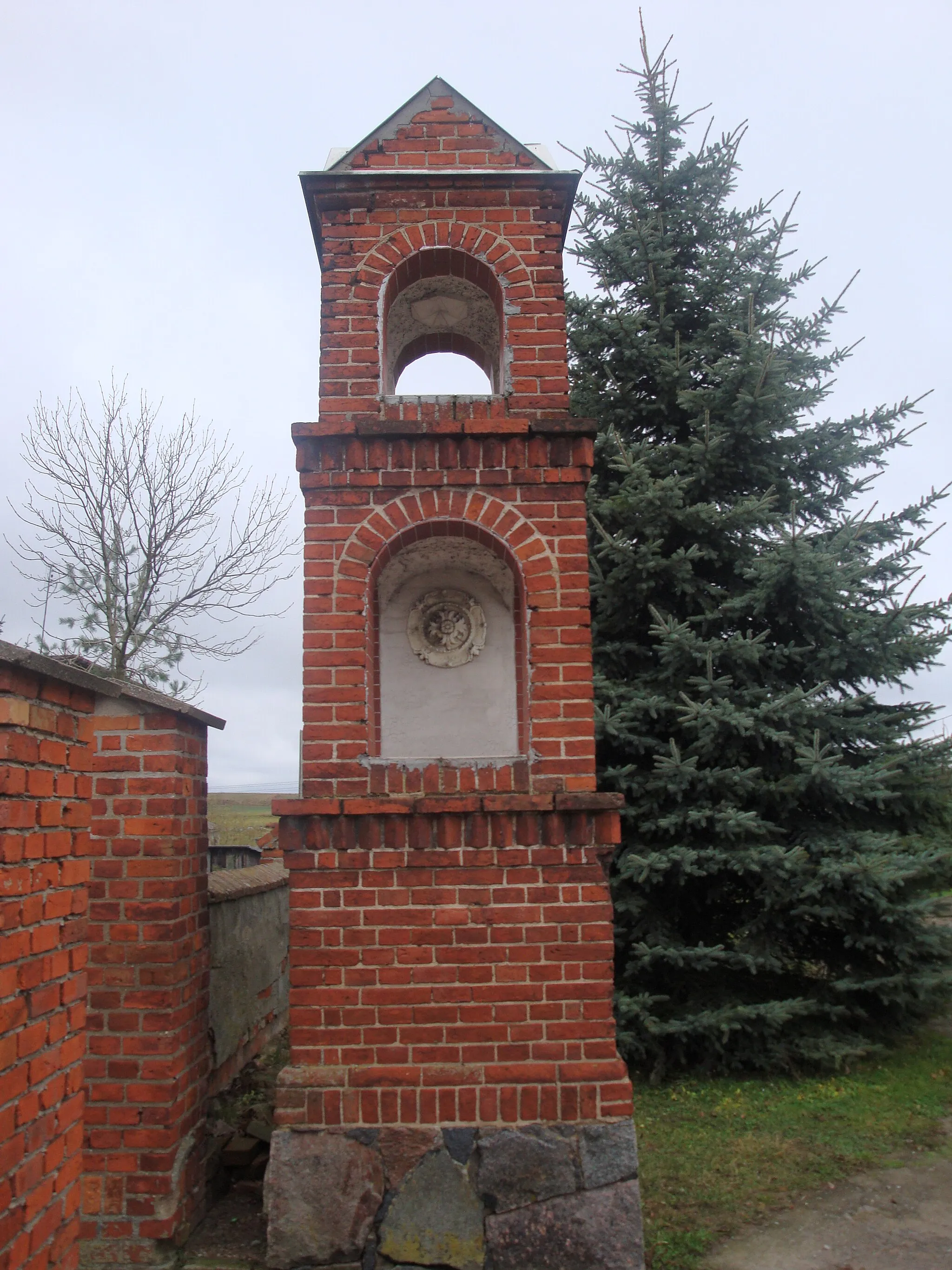 Photo showing: Shrine by the entrance to church area in village Pączewo, Poland