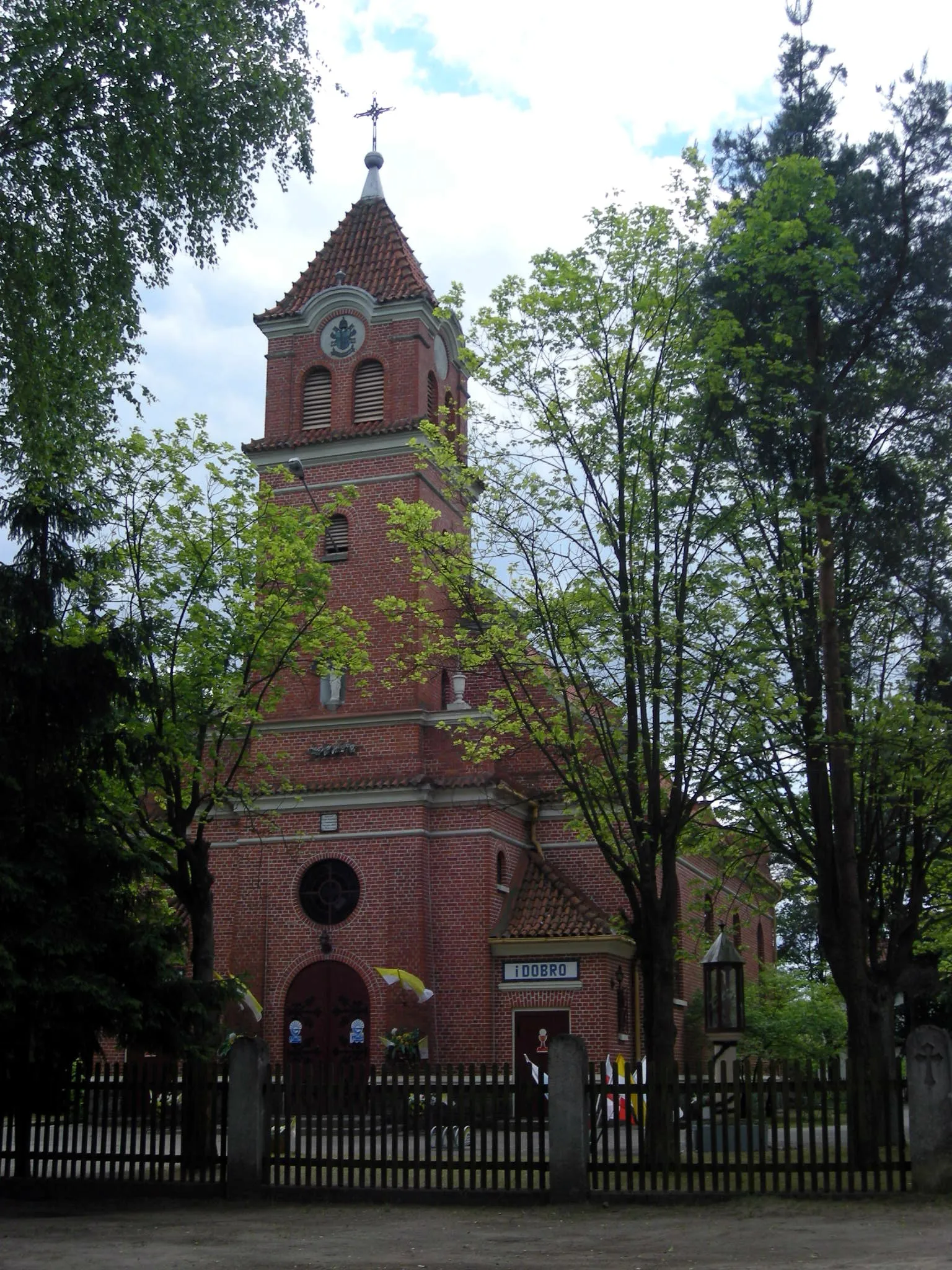 Photo showing: The church in Osieczna, Poland.