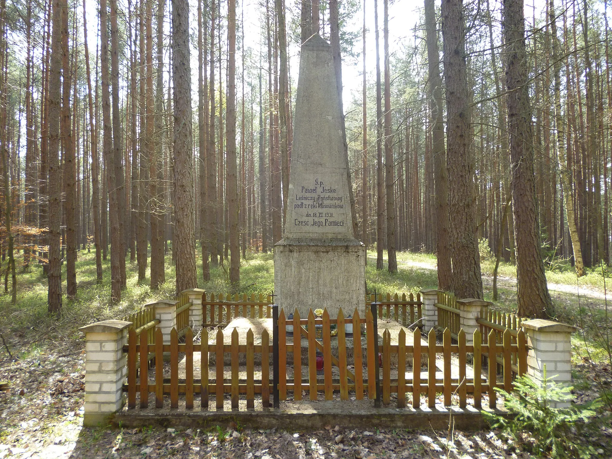 Photo showing: Obelisk upamiętniający leśniczego państwowego Pawła Jeske, zastrzelonego przez kłusowników 18 czerwca 1931 roku.