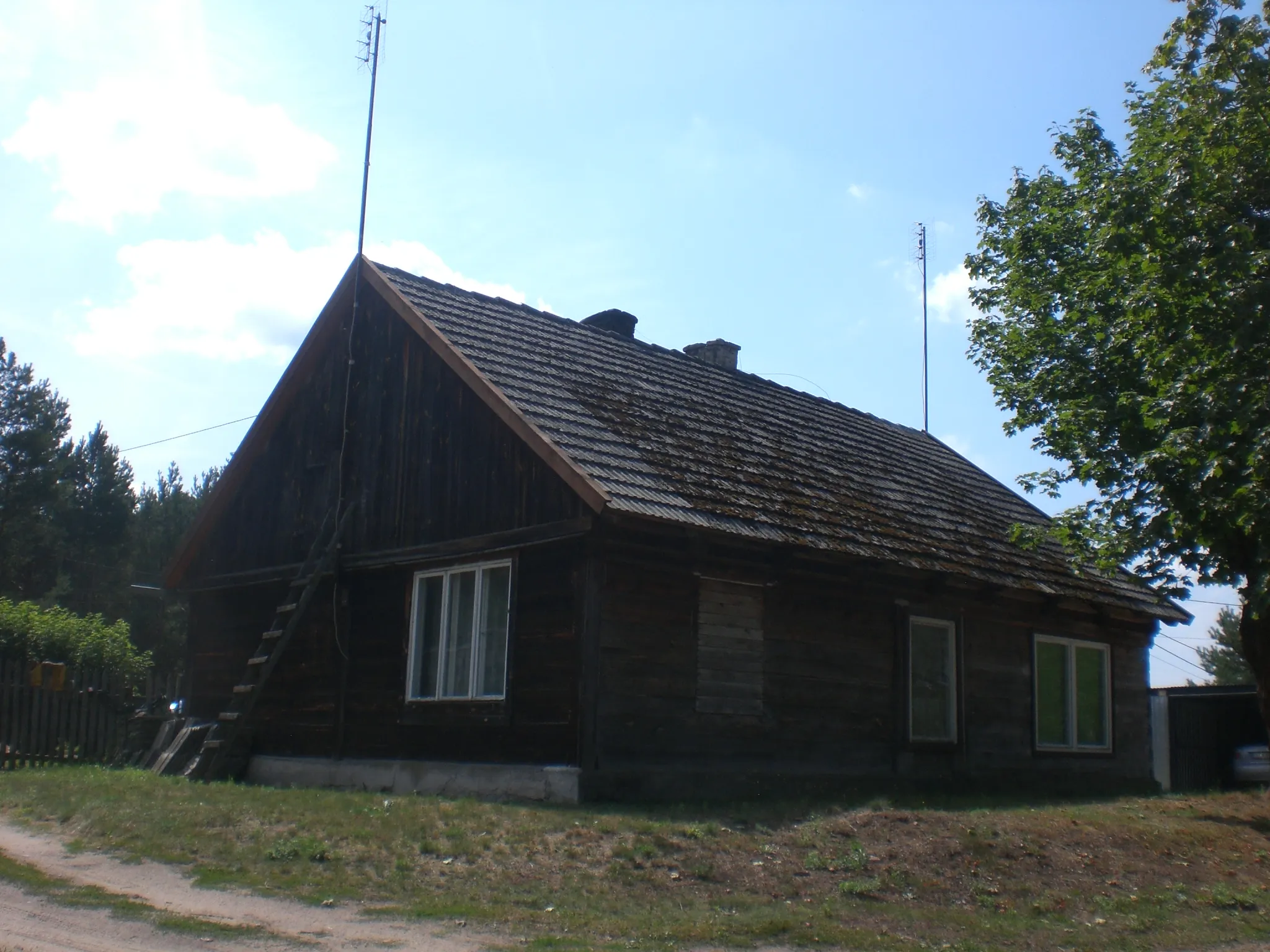 Photo showing: Głuche, wooden house