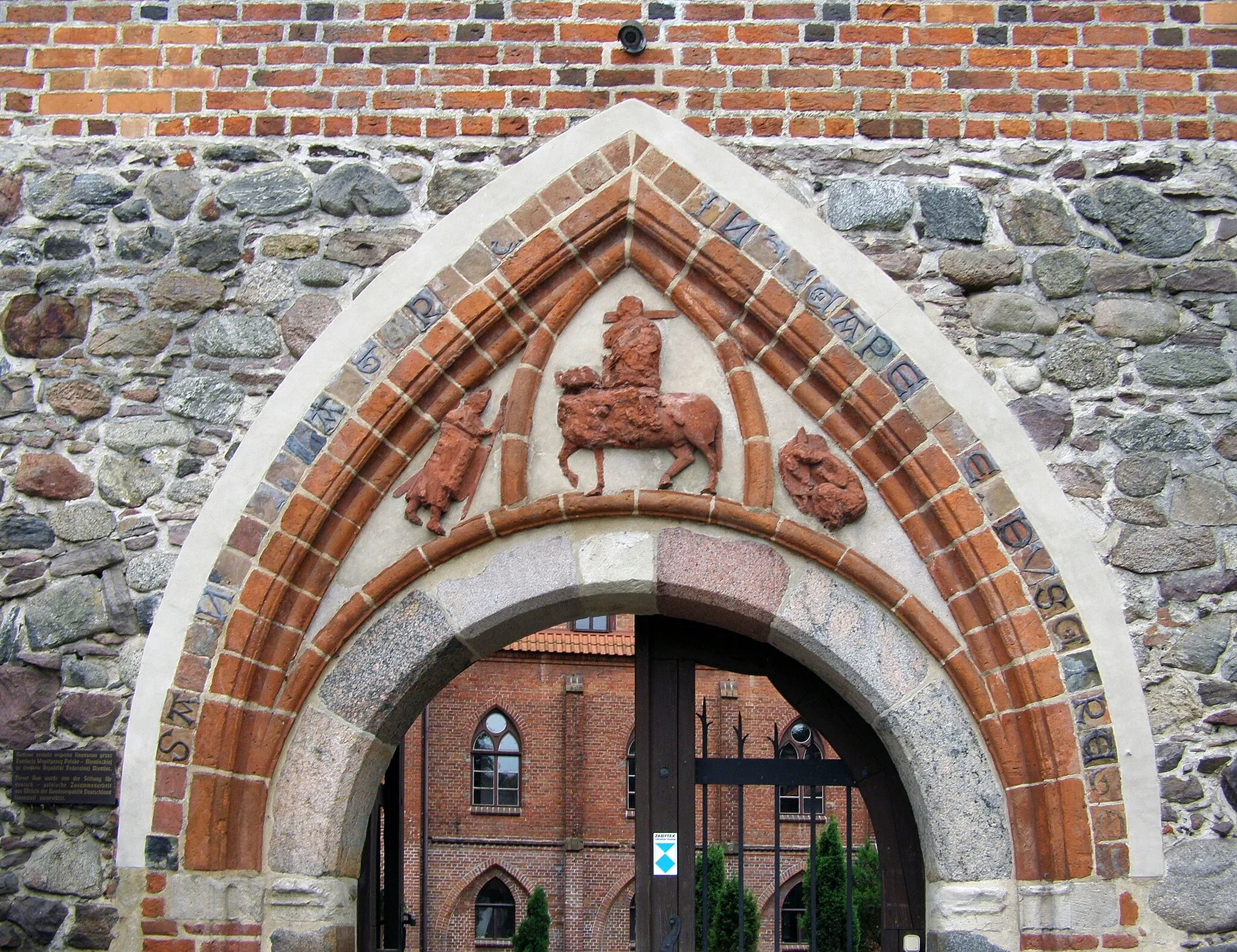 Photo showing: Zamek Bierzgłowski - Dating from around 1300 ceramic three-field tympanum of uncertain iconography (the figure of a rider on horseback interpreted as Christ entering Jerusalem or the form of the Grand Master of the Teutonic Order). The oldest ceramic bas-relief sculpture in Prussia is classified by some historians to the most valuable works of ceramic art of medieval Europe.