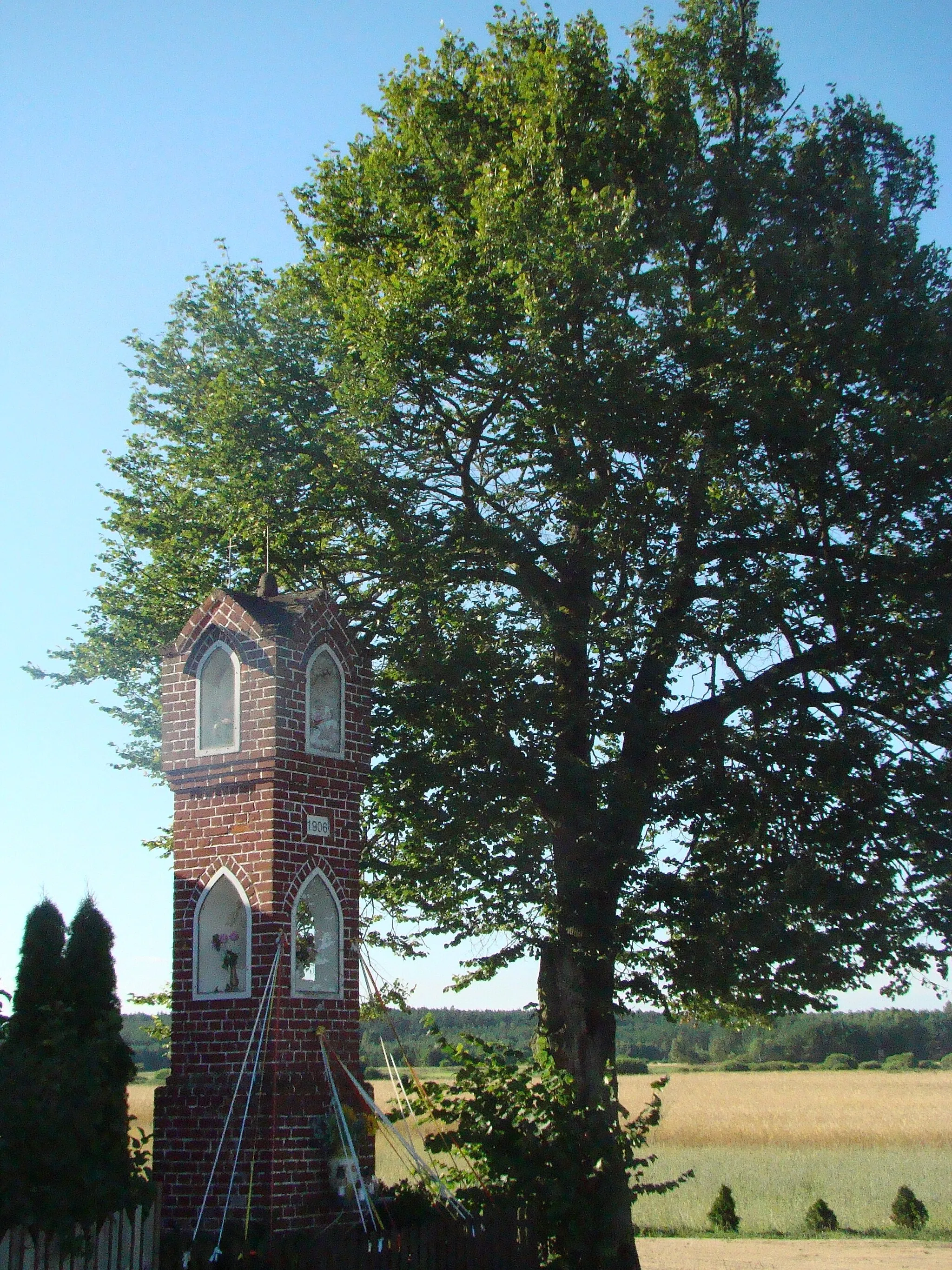 Photo showing: zabytkowa kapliczka przydrożna z 1906r. w centrum wsi.
