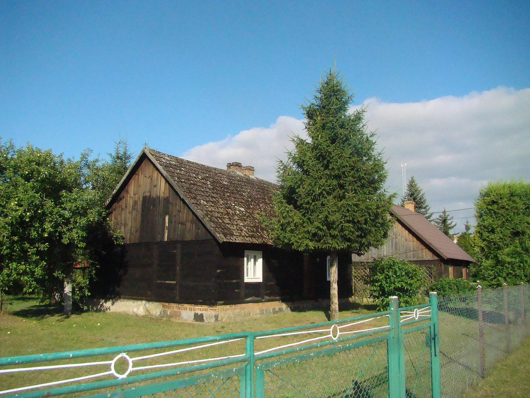 Photo showing: zdjęcie przedstawia tradycyjne chaty borowiackie we wsi Wielkie Budziska