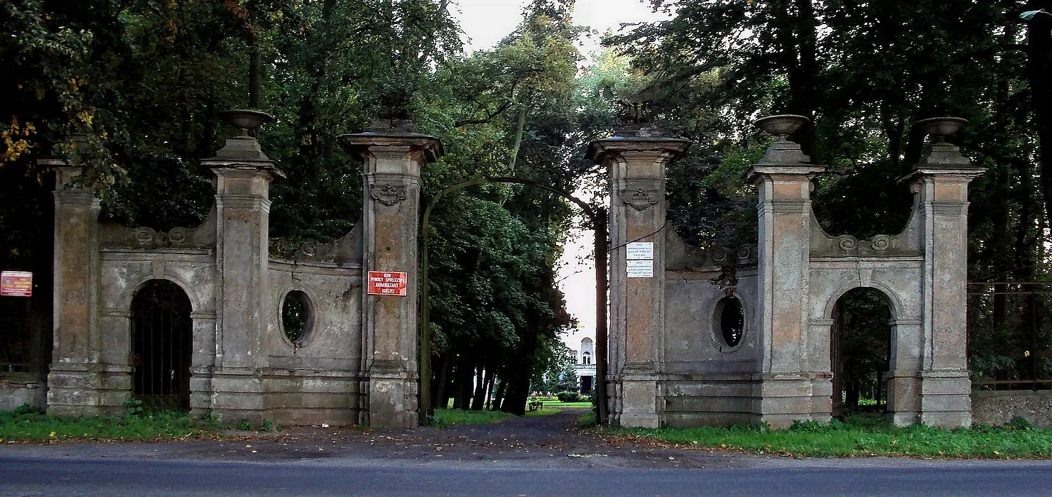 Photo showing: Ugoszcz, (woj. kujawsko-pomorskie), neorokokowa brama wjazdowa do pałacu.