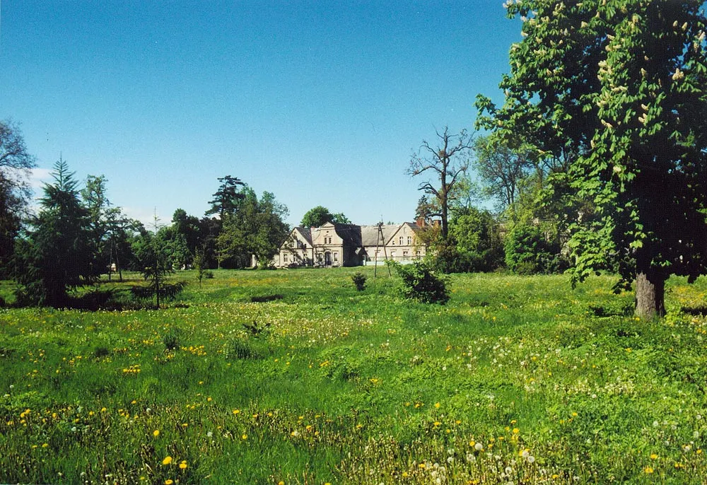 Photo showing: Turzno, Poland, Toruń county, palace from backside and garden