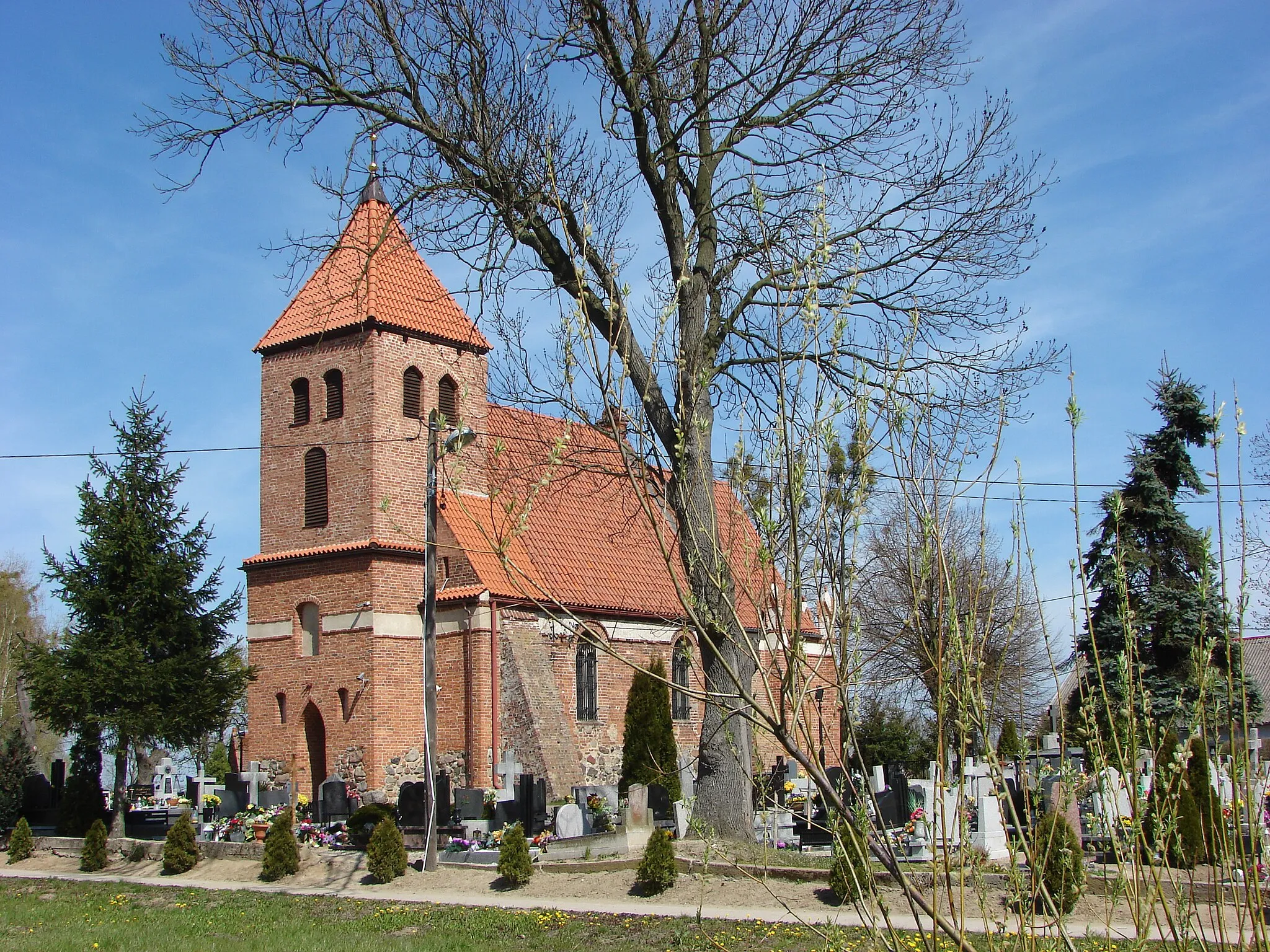 Photo showing: Świerczynki, Gmina Łysomice. Parish church of John the Baptist. Built turn of the 13th-14th century.
