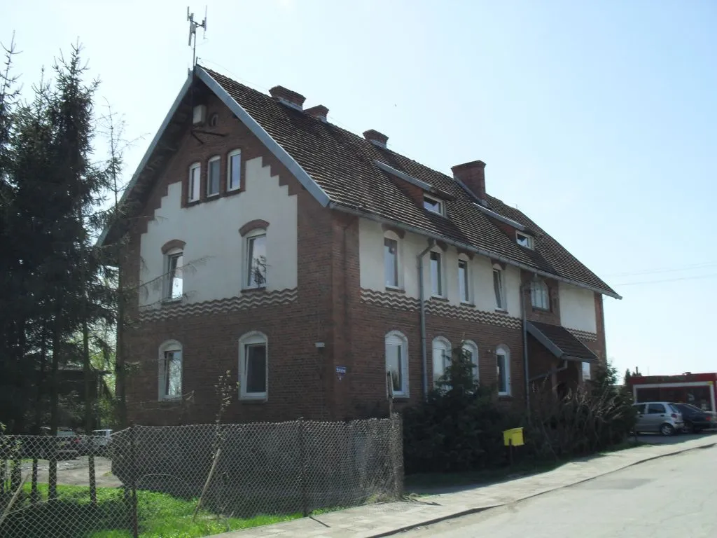 Photo showing: Budynek dawnej szkoły w Stronnie.