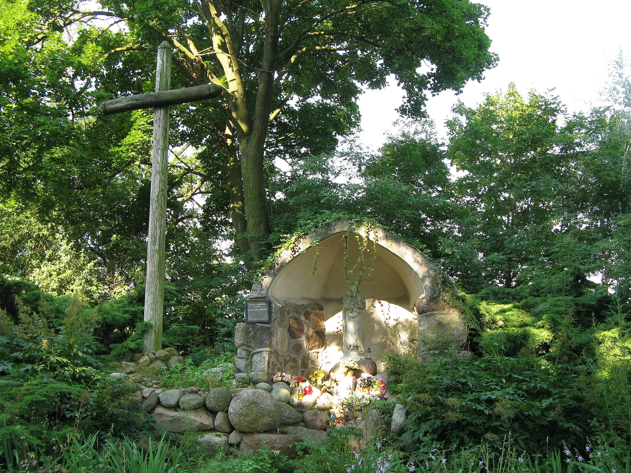 Photo showing: Kaplica w miejscu pozostałości cmentarza ewangelickiego w Rzęczkowie