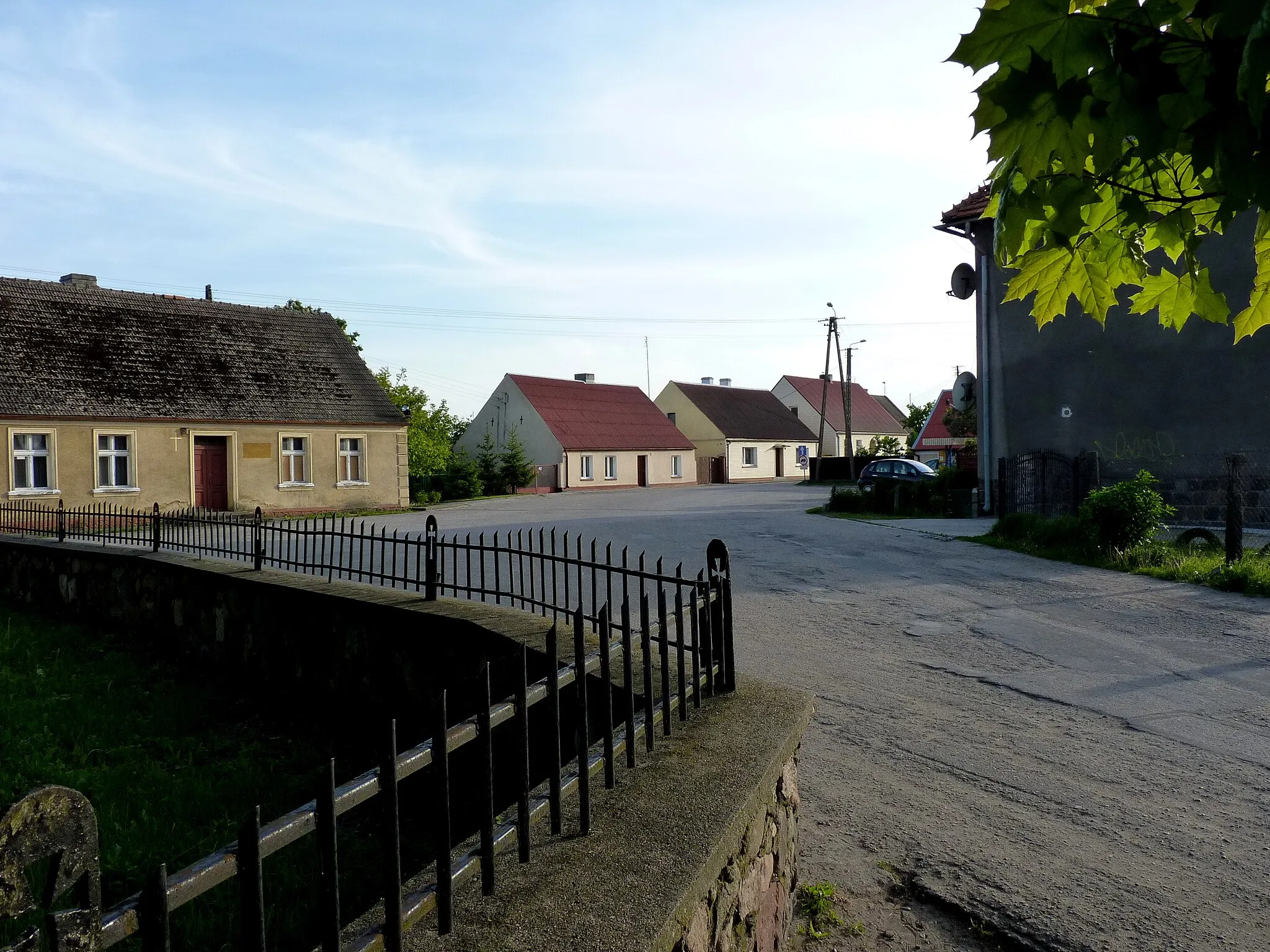 Photo showing: Rynarzewo widok od strony kościoła