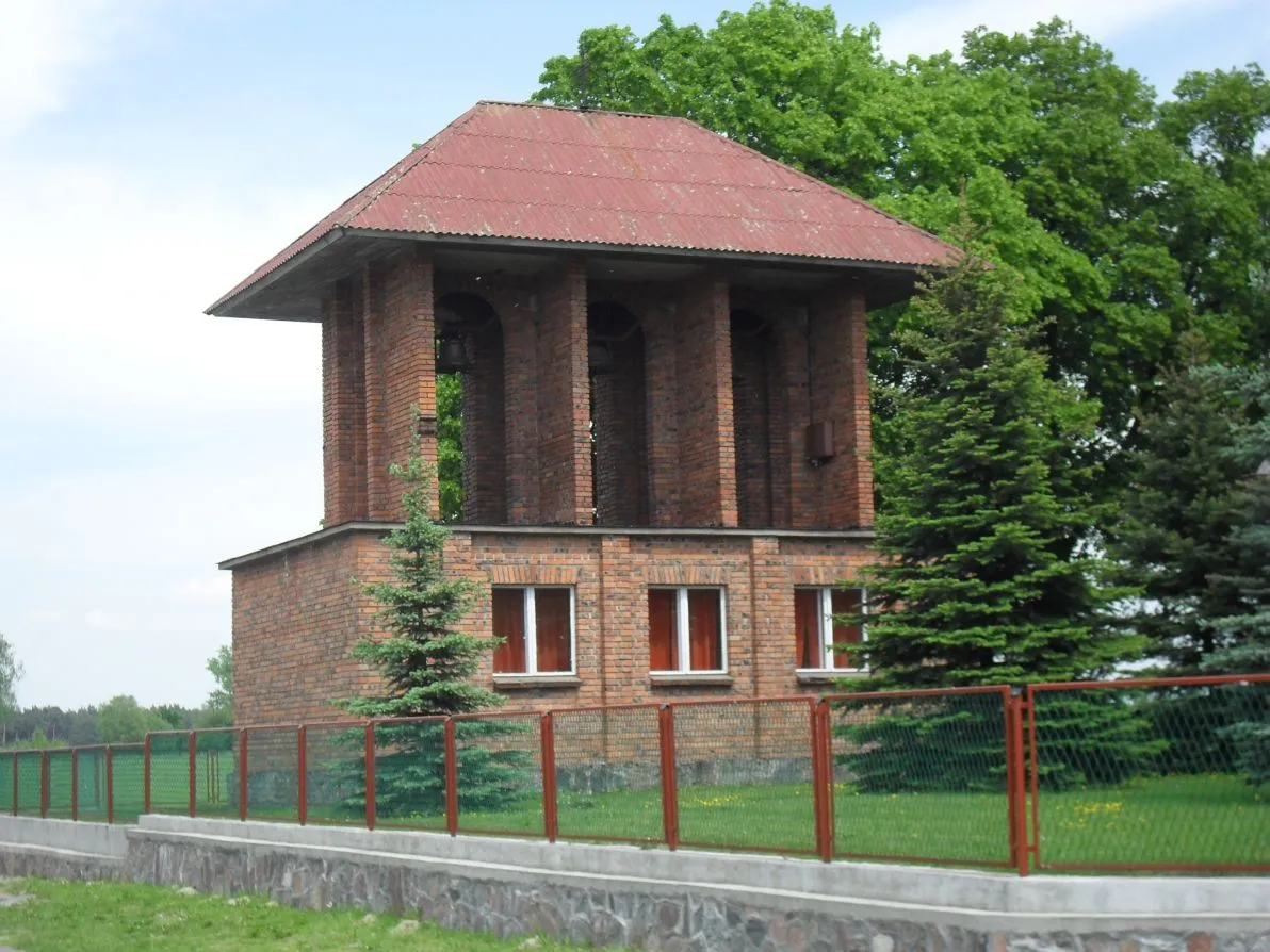 Photo showing: Dzwonnica przy kościele w Polskich Łąkach.