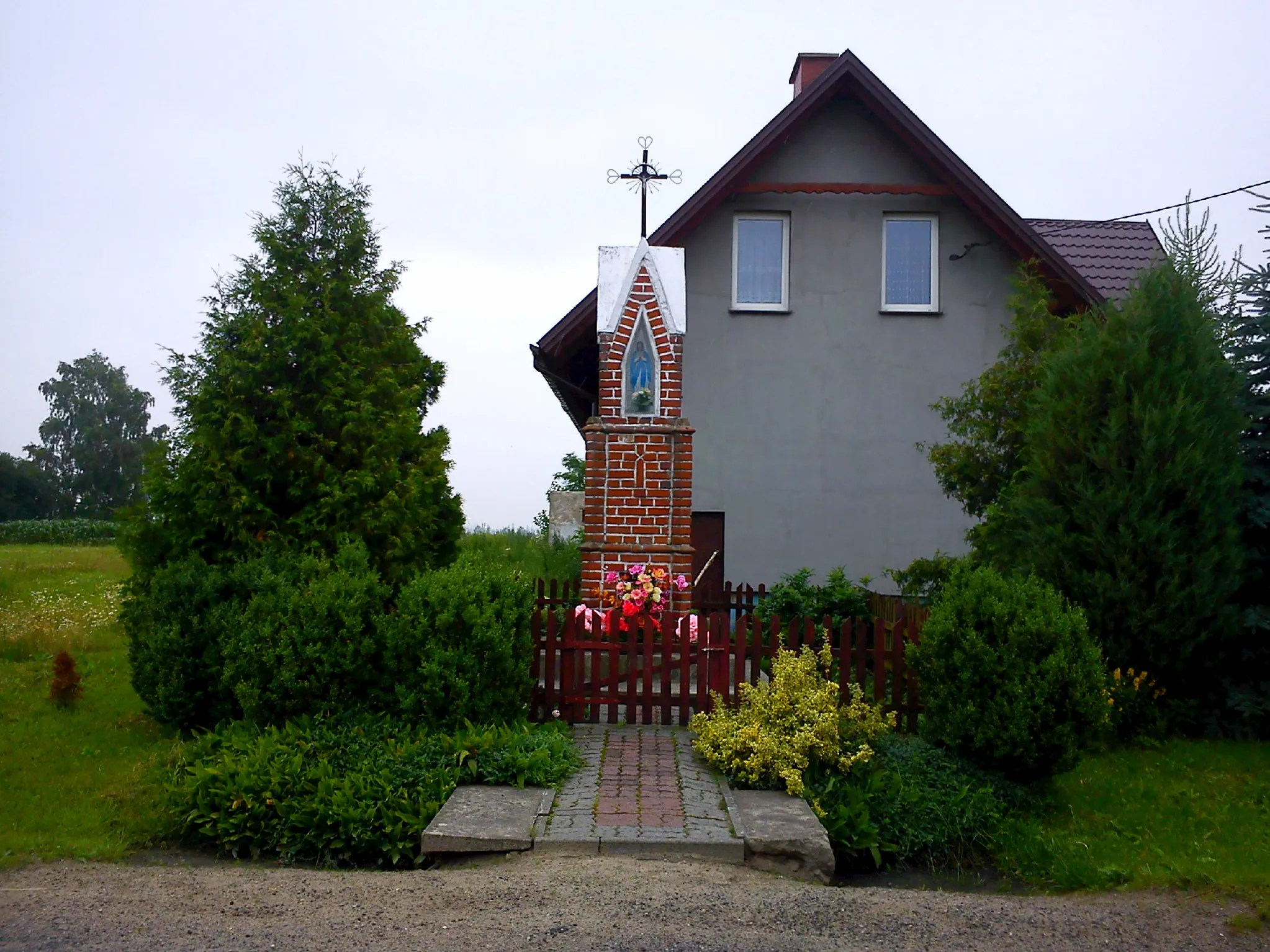 Photo showing: Kapliczka przydrożna w Piskorczynie, zbudowana w 1945 roku.
