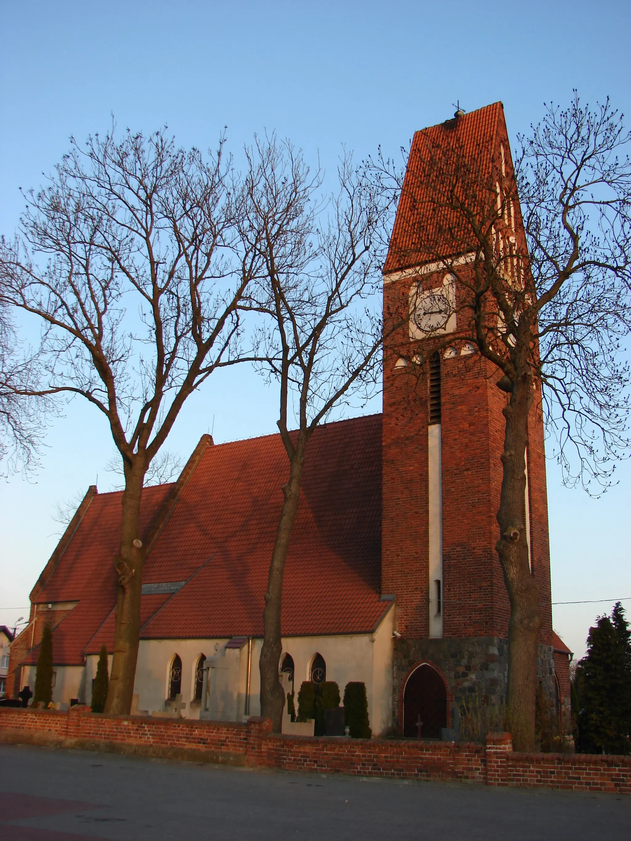 Photo showing: Papowo Toruńskie,Gmina Łysomice, within Toruń County, Kuyavian-Pomeranian Voivodeship. Parish church of Saint Nicholas, built before 1300.