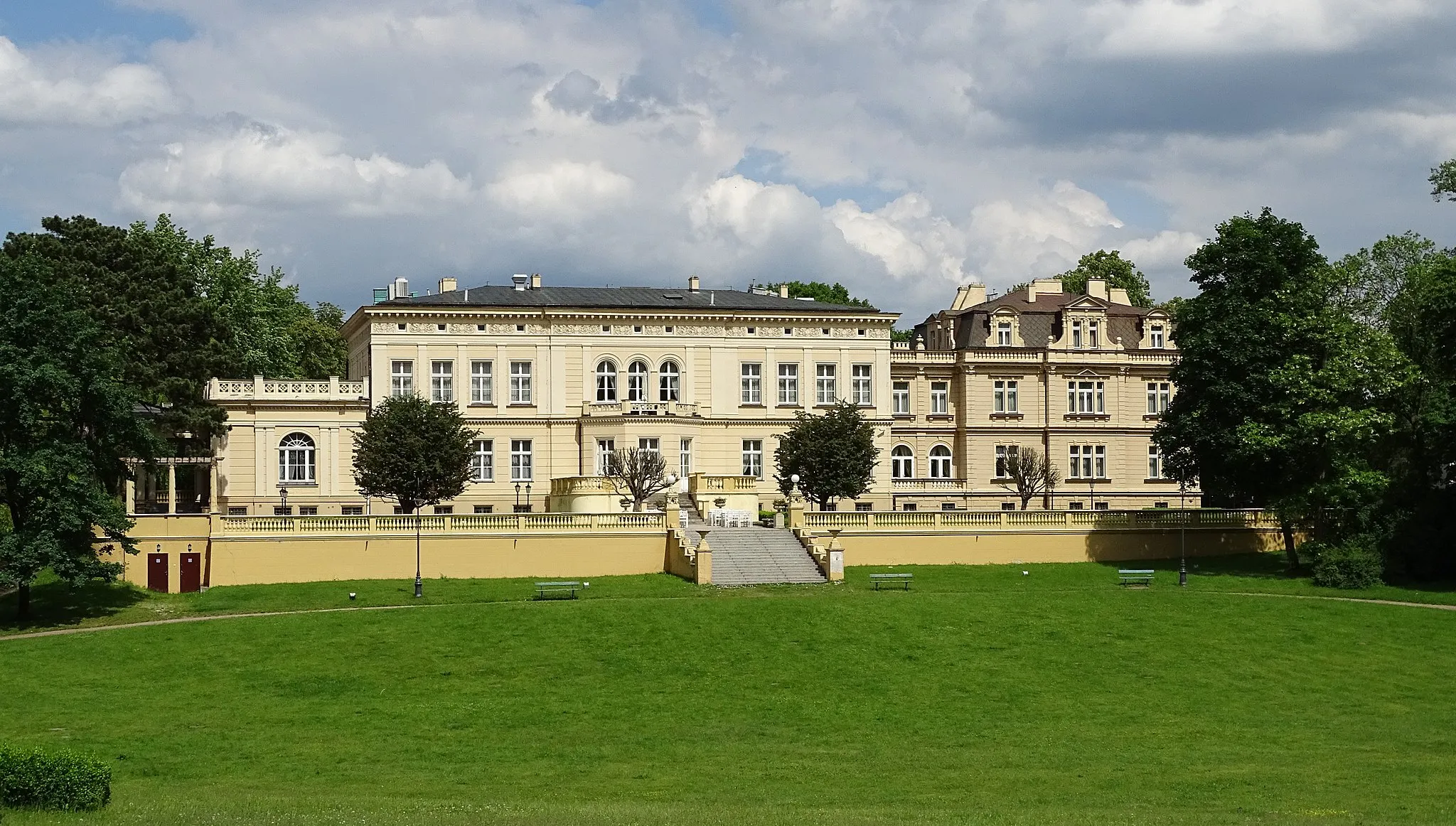 Photo showing: Ostromecko, Gmina Dąbrowa Chełmińska, Poland. The New Palace, built 1849.
