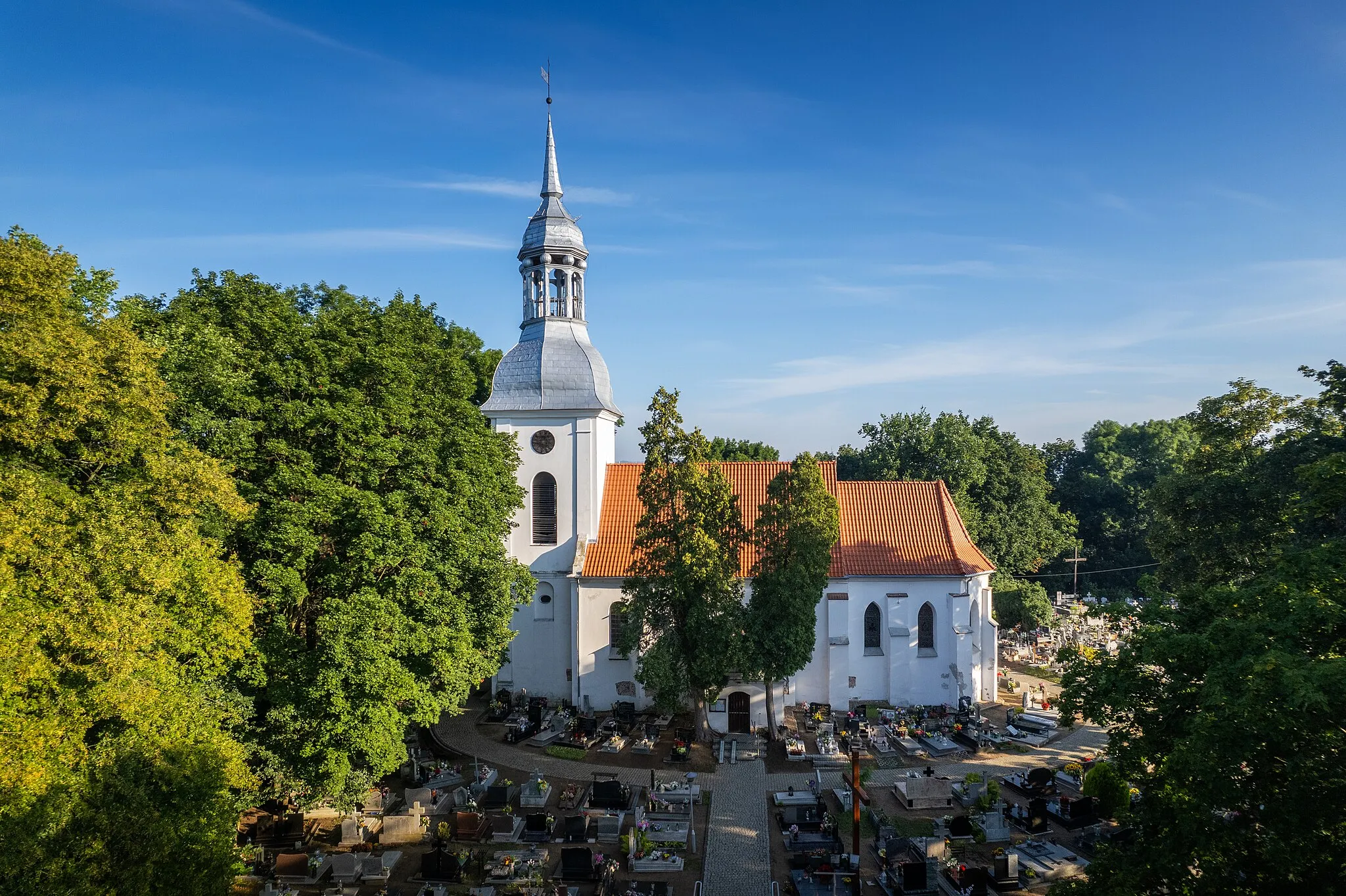 Photo showing: Widok z powietrza na kościół parafialny św. Mikołaja, św. Stanisława i św. Jana Chrzciciela w Ostromecku.