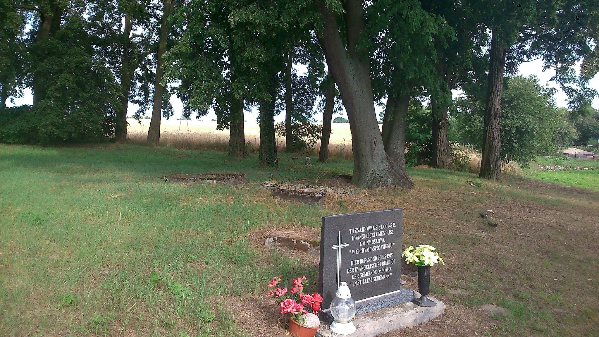 Photo showing: Osłowo - village in Kuyavian-Pomeranian Voivodeship, Poland. Memeory plaque on former cemetery.