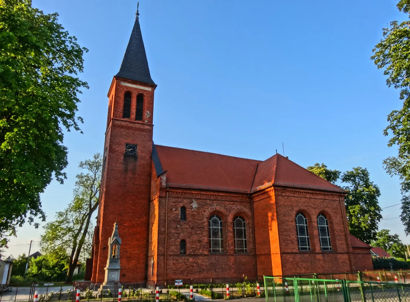 Photo showing: Kościół parafialny p.w. Narodzenia Najświętszej Marii Panny w Osielsku, powiat bydgoski (1844, 1902), kostnica (k. XIX w.), cmentarz przy kościele (nieczynny, poł. XIX w.); diecezja bydgoska