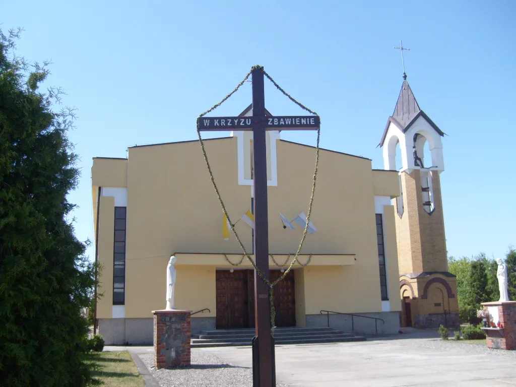 Photo showing: The church in Lniano, Poland.