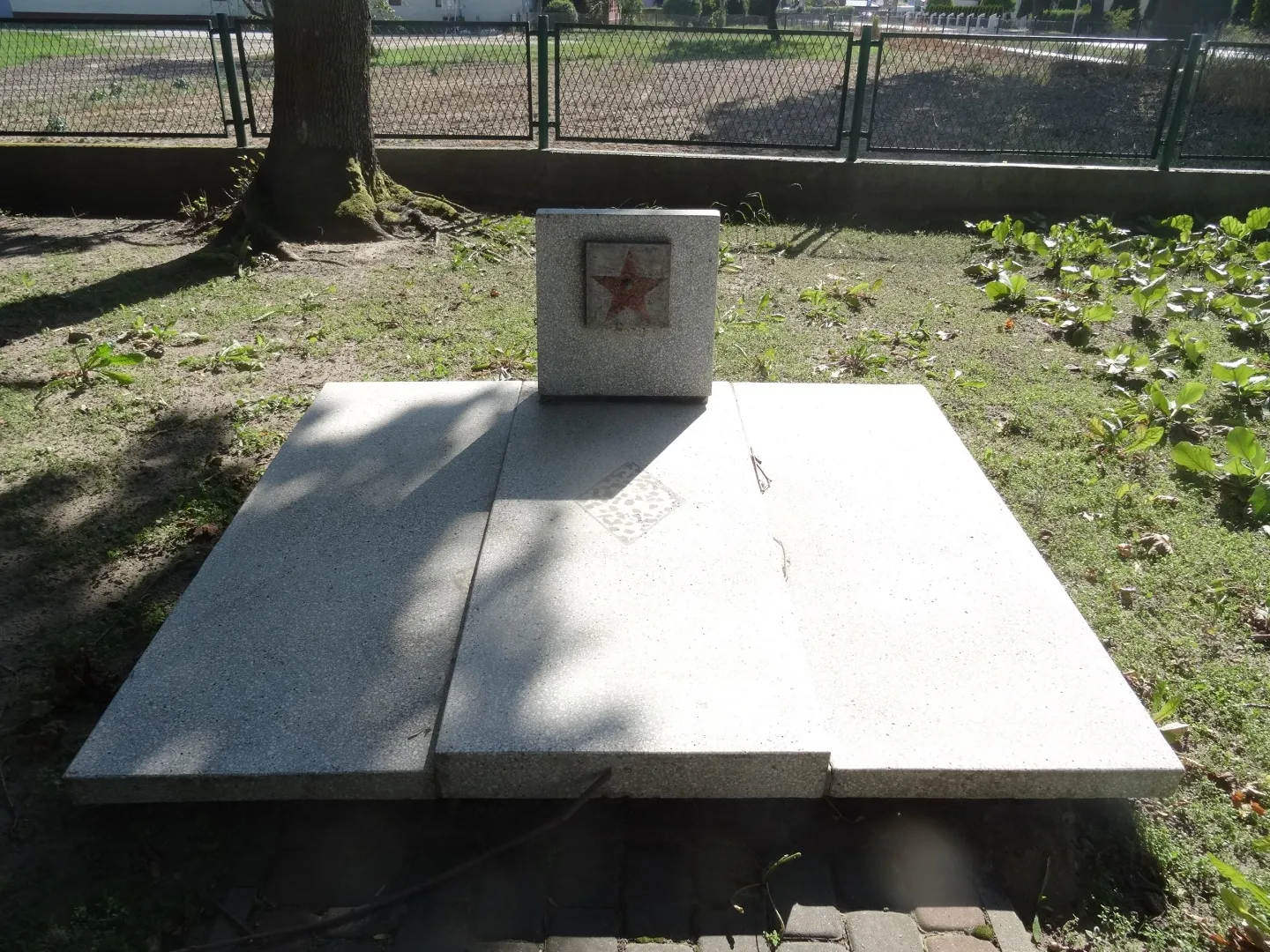 Photo showing: Cmentarz żołnierzy Armii Radzieckiej w Krukówku koło Mroczy, powiat nakielski, woj. kujawsko-pomorskie