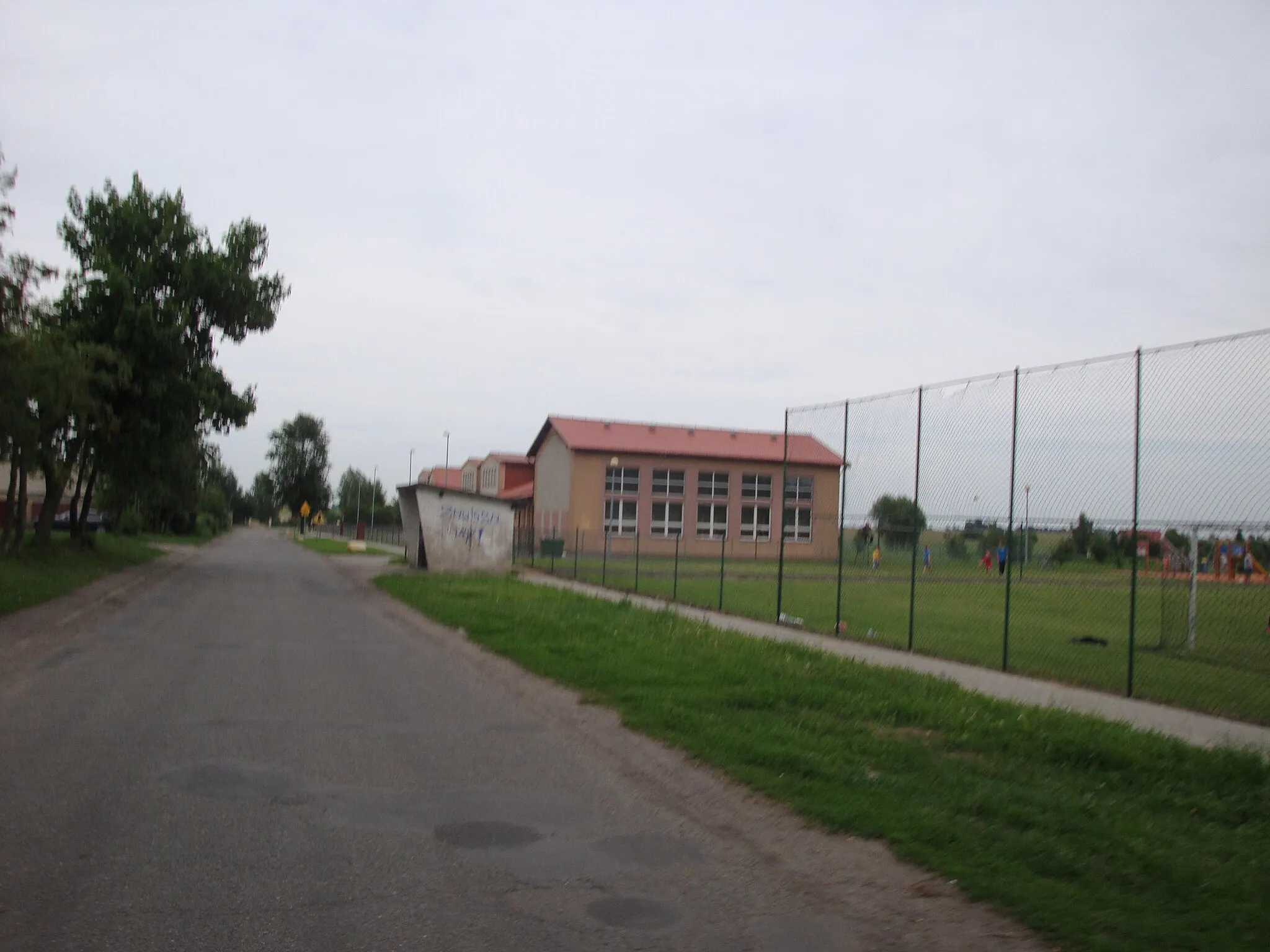 Photo showing: Krąplewice-village in Kuyavian-Pomeranian Voivodeship, Poland. School and playground.