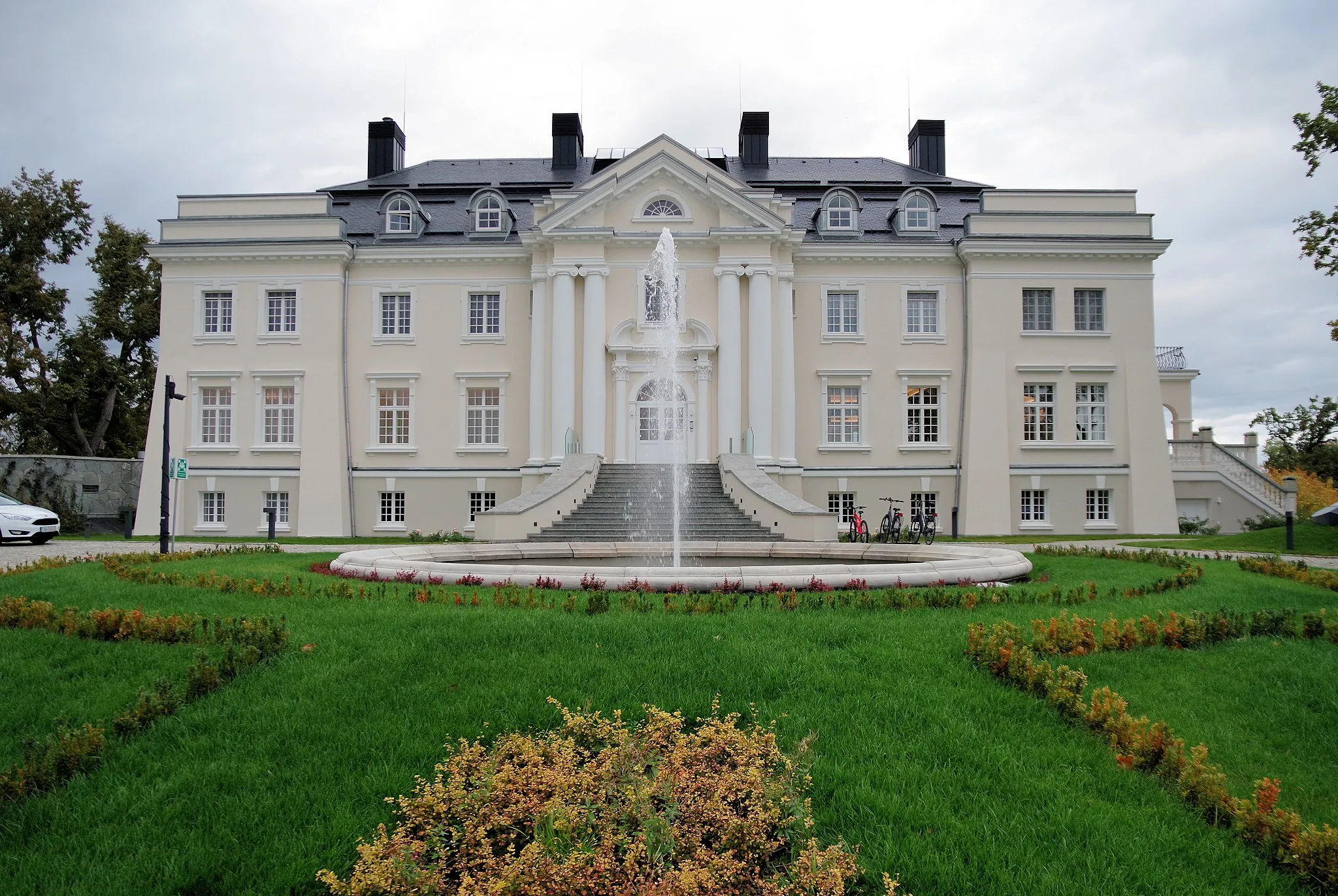Photo showing: Pałac Komierowo od strony frontowej, zachodniej. Zdjęcie zrobione w 2019r, po gruntownej renowacji.