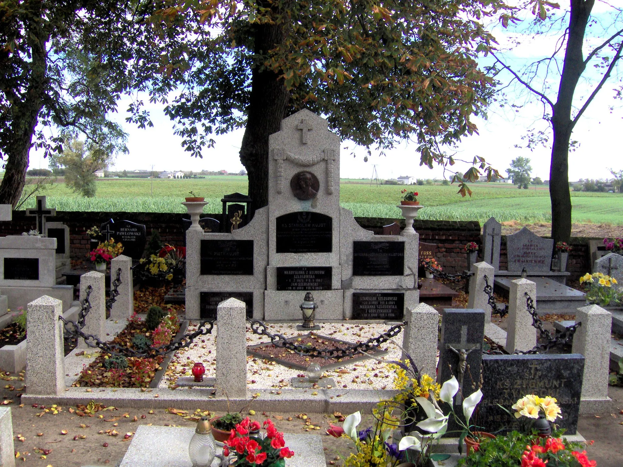 Photo showing: Grobowiec rodzinny Stanisława Kujota w Grzybnie